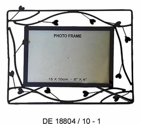 Es handelt sich um Bilderrahmen aus Stahl (Gesamtgröße etwa 22 cm x 16,5 cm) mit filigranem Rand mit stilisierten Zweigen und Herzen, für Fotos oder Bilder mit dem Format 10 cm x 15 cm. In dem Rahmenausschnitt befinden sich ein Pappzuschnitt (als Rücken), ein Papierzuschnitt sowie eine Glasplatte zum Schutz des Fotos oder des Bildes (beides nicht Gegenstand dieser vZTA).
Der untere Längsrand der Erzeugnisse ist mit einem winkligen Fuß aus Stahldraht versehen.

Abbildung siehe Anlage.

Derartige Erzeugnisse gehören als "Rahmen für Fotografien, Bilder oder dergleichen, aus unedlen Metallen" zur Codenummer 8306 3000 00 0 des Elektronischen Zolltarifs.
