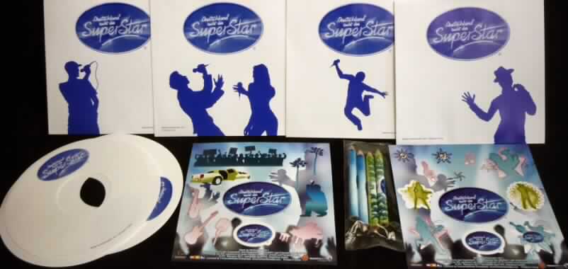 Sog. CD Label Creator, siehe Foto, als Warenzusammenstellung in Aufmachung für den
Einzelverkauf bestehend aus:
- 2 Bögen mit Klebestickern aus Papier,
- 4 runden CD-Etiketten aus Papier, 
- 4 CD-Hüllen aus Papier und
- 4 Buntstiften mit einem festen Schutzmantel aus Holz.
Alle Artikel sind mit dem Logo "Deutschland sucht den Superstar" versehen.
Sie sind in einem bedruckten Umkarton für den Einzelverkauf aufgemacht.
Ein charakterbestimmender Bestandteil ist nicht ermittelbar, so dass die
Warenzusammenstellung in die zuletzt in Betracht kommende Position einzureihen ist.

Diese Ware ist als "Stifte mit festem Schutzmantel, andere als Bleistifte" einzureihen.