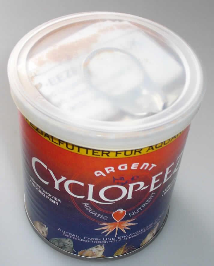 Sog. Cyclop-eeze Fischergänzungsfutter in Form von getrockneten, toten Krebstieren des Kapitels 3. Laut mikroskopischer Untersuchung handelt es sich um kleine Copepoden (Crustacea), die -lt. Antragsangaben- gefriergetrocknet und ohne Zusätze als rötliches Pulver vorliegen. Die nach Art und Beschaffenheit ungenießbaren Krebstiere sind zur Verwendung als Fischergänzungsfutter bestimmt. Die Ware ist in einer handelsüblichen Metalldose mit Kunststoffdeckel für die Abgabe im Einzelverkauf verpackt.