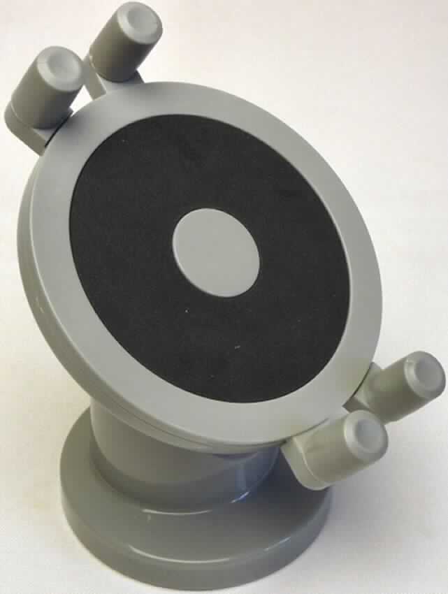 Bei dem "Telefonhalter" handelt es sich um einen Beschlag aus Kunststoff im Sinne der Anmerkung 1 zu Kapitel 39 in Form einer zusammengesetzten Ware, bestehend aus
- einem Standfuß  
-- rund, mit einem (größten) Durchmesser von ca. 6 cm,
-- drehbar um 360 Grad,
-- ausgestattet u.a. mit
--- einem selbstklebendem Klebepad (mit Schutzabdeckung) an der Unterseite,
---- zur bleibenden Befestigung an glatten Flächen z.B. Möbeln, 
--- Öffnung mit Einrastmechanismus zur Aufnahme des Telefonhalters, 
- einem Telefonhalter, bestehend aus 
-- einer Stütze zum Einschieben in die Öffnung des Standfußes 
-- einem Halteteller 
--- drehbar um 360 Grad, 
--- mit vier einstellbaren Telefonhaltevorrichtungen zum Einklemmen des Telefons,
--- innen mit einer Anti-Rutsch-Einlage aus geschäumter Kunststofffolie beklebt.
Der Standfuß und der Telefonhalter sind mit einer Schraube und einer Mutter aus unedlem Metall miteinander verbunden.

Das Erzeugnis ist mit einer Einlage aus Pappe aufgeblistert.

Derartige Waren werden zolltariflich als "andere Waren aus Kunststoff, Beschläge für Möbel und dergleichen" in die Codenummer 3926 3000 00 0 eingereiht.