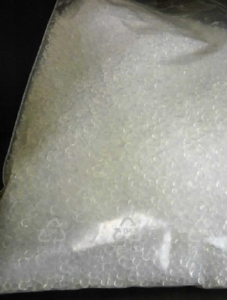 Angaben des Antragstellers:
FEP (Fluorinated ethylene propylene) ein Copolymer aus Hexafluorpropylen und Tetrafluorethylen.

Untersuchungsergebnisse an einem Warenmuster:
Farbloses, transparentes, rundes, einseitig abgeflachtes Granulat (siehe Abbildung).

Befund:
Es liegt ein Copolymer aus Hexafluorpropylen und Tetrafluorethylen in Primärform im Sinne der Position 3904 vor.