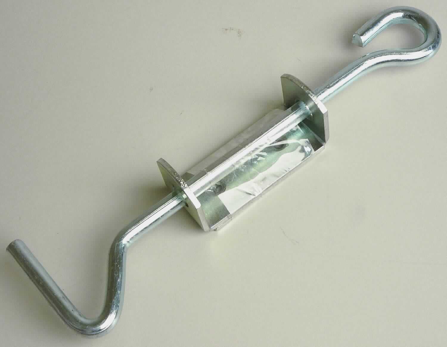 Es handelt sich um aus verzinktem Stahl gefertigte Haken, die an einem Ende nahezu V-förmig und an dem anderen Ende zu einer Öse ausgearbeitet sind. Die Erzeugnisse sind mit zwei L-förmigen Befestigungsblechen, die mit jeweils zwei Lochungen versehen sind, ausgestattet.
Die Erzeugnisse werden an Türen und Fenstern angebracht und dienen dazu, diese festzustellen. Sie sind in einem Kunststoffbeutel verpackt. 
Gesamtlänge etwa 215 mm. 
- Antragstellerangaben -

Abbildung siehe Anlage.

Derartige Erzeugnisse gehören als "andere Beschläge (Baubeschläge) aus unedlen Metallen, für Fenster und Fenstertüren" zum TARIC-Code 8302 4150 00.