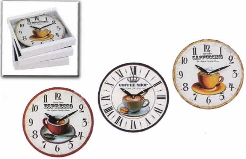 Bei der sog. "Uhr zum Hängen Coffee Holz" (Art.-Nr. 35177) handelt es sich um eine Wanduhr für den Innenbereich aus Holz (MDF = mitteldichte Holzfaserplatte), bestehend aus:
- einem batteriebetriebenen Uhrwerk mit den Abmaßen von ca. 55 mm Länge x  35 mm Breite x 15 mm Dicke (kein Kleinuhr-Werk), 
- mit drei verschiedenen Motiven im Kaffeehausstil bedruckten, runden Zifferblättern mit einem Durchmesser von jeweils ca. 29 cm sowie
- einem Stunden- und Minutenzeiger.

Die in einem offenen Pappkarton verpackte Ware ist als "andere als in den Positionen 9101 bis 9104 erfasste Uhr, elektrisch betriebene Wanduhr" einzureihen.