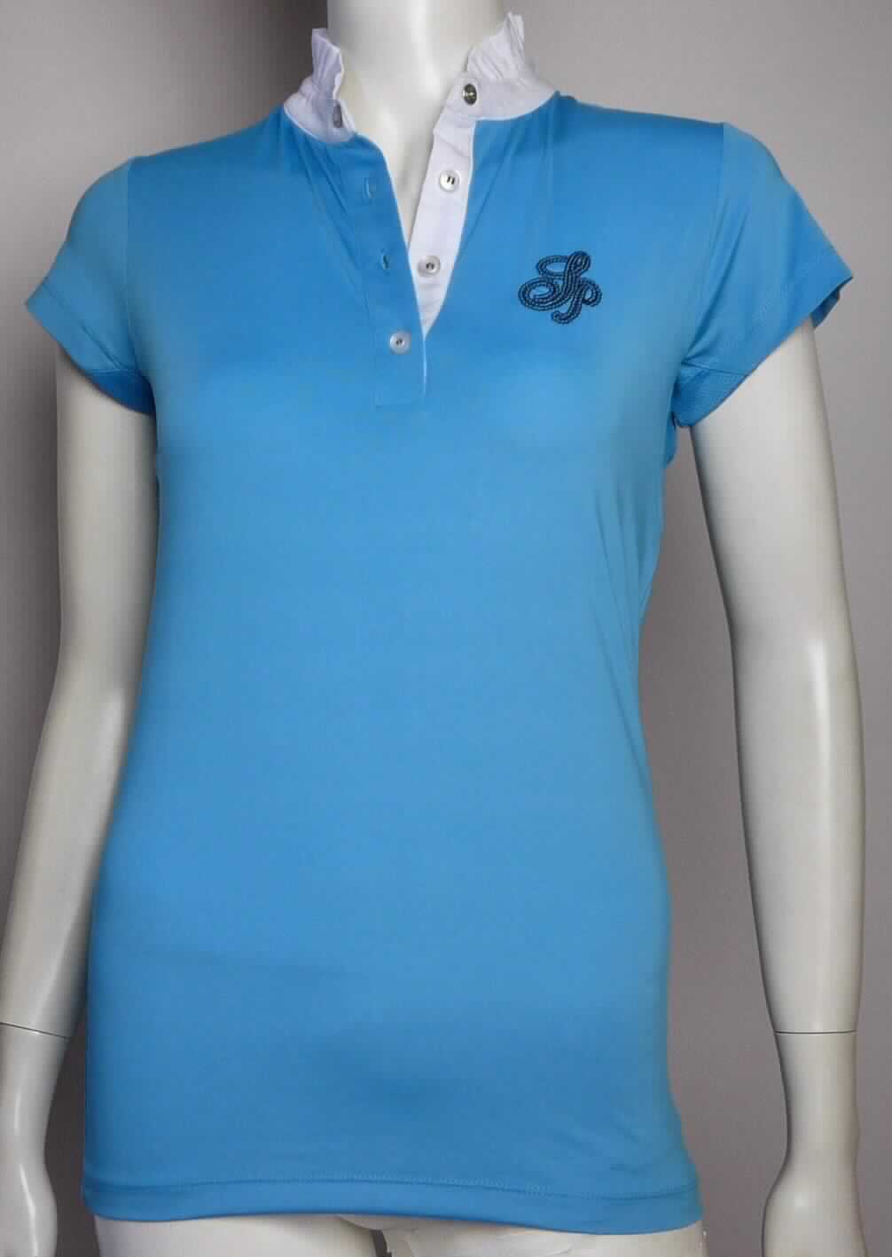 Hemdbluse, sog. elegantes Turniershirt, Größe S, Foto siehe Anlage,
- aus unterschiedlichen ca. 0,4 mm dicken, einfarbigen Gewirken aus laut Antrag synthetischen Chemiefasern; 
  mit durchschnittlich mehr als 10 Maschen je linearen Zentimeter in jeder Richtung,
- über die Taille reichend (Rückenlänge: ca. 63 cm),
- mit einem kurzen Stehkragen,
- mit einer bis zur Brust reichenden Öffnung mit Knopfverschluss von rechts über links (Frauenkleidung),
- mit kurzen Ärmeln,
- mit einem aufgestickten Firmenemblem aus Pailletten verziert,
- am unteren Rand durch Umschlagen und Festnähen gesäumt,
- den Hemden für Männer entsprechend zugeschnitten.

"Hemdbluse aus Gewirken, für Frauen, aus Chemiefasern"