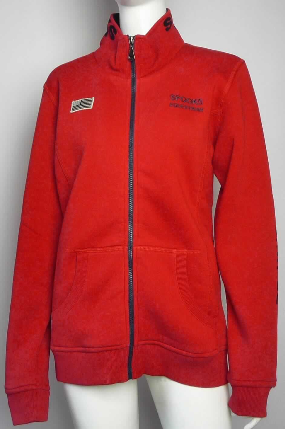 Blouson, sog. unisex Sweatjacke, Größe XL, Foto siehe Anlage,
- aus ca. 1,7 mm dicken, einfarbigen, einseitig (Innenseite) gerauten Gewirken aus laut Antrag 70 % Baumwolle
  und  30 % synthetischen Chemiefasern,
- über die Taille reichend (Rückenlänge: ca. 69 cm),
- mit einem Stehkragen, 
- vorn mit einer durchgehenden Öffnung mit einem bis in die Kragenspitzen reichenden Reißverschluss, 
  ohne Überlappung,
- ohne Hinweise auf den Trägerkreis (unisex),
- mit langen Ärmeln, die über den unteren Rand des Kleidungsstücks hinausreichen; an den Ärmelenden
  mit angesetzten, gerippt gewirkten, verengenden Bündchen,
- vorn mit zwei aufgesetzten Taschen unterhalb der Taille,
- mit verschiedenen Schriftzügen und Motiven verziert,
- am unteren Rand mit einem angesetzten, leicht verengenden, gerippt gewirkten Bund,
- erfüllt die Merkmale zur Einreihung als Blouson, somit keine Jacke.

"Blouson, aus Gewirken, für Frauen, aus Baumwolle"