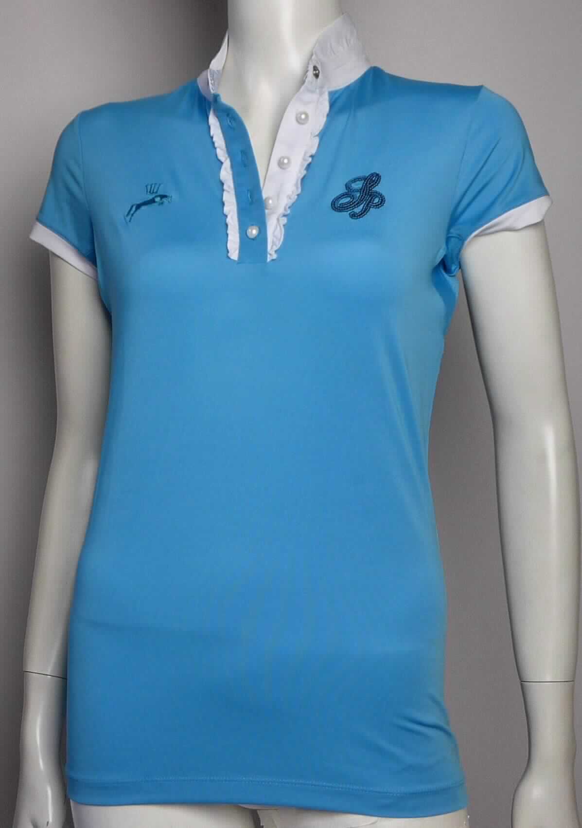 Hemdbluse, sog. elegantes Turniershirt, Größe S, Foto siehe Anlage,
- aus unterschiedlichen, ca. 0,4 mm dicken, einfarbigen Gewirken aus laut Antrag synthetischen Chemiefasern; 
  mit durchschnittlich mehr als 10 Maschen je linearen Zentimeter in jeder Richtung,
- über die Taille reichend (Rückenlänge: ca. 63 cm),
- mit einem kurzen Stehkragen,
- mit einer bis zur Brust reichenden Öffnung mit Knopfverschluss (sog. Perlenknöpfchen) von rechts über
  links (Frauenkleidung); entlang der Öffnung mit Rüschen verziert,
- mit kurzen Ärmeln; mit kontrastfarbenen Abschlüssen,
- mit aufgestickten Firmenemblemen verziert,
- am unteren Rand durch Umschlagen und Festnähen gesäumt,
- den Hemden für Männer entsprechend zugeschnitten.

"Hemdbluse aus Gewirken, für Frauen, aus Chemiefasern"