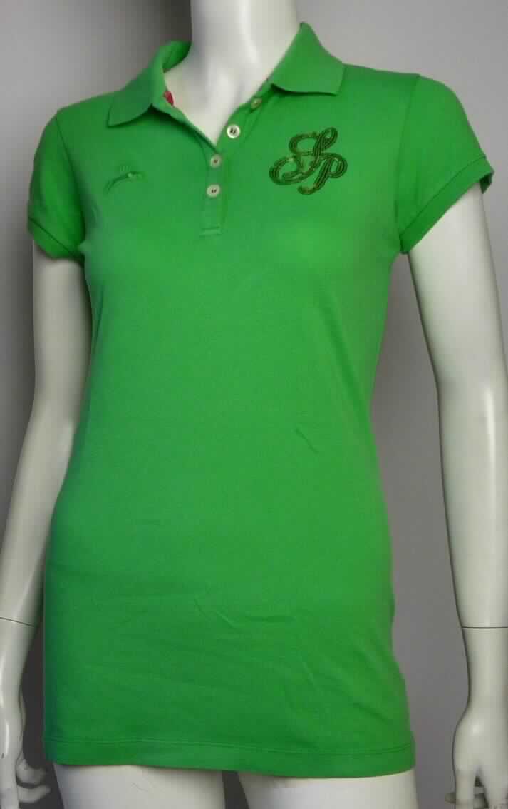 Hemdbluse, sog. Poloshirt, Größe S, Foto siehe Anlage, 
- aus ca. 0,5 mm dicken, einfarbigen Gewirken aus laut Antrag 90 % Baumwolle und 10 % Spandex (synthetische
  Chemiefasern); mit durchschnittlich mehr als 10 Maschen je linearen Zentimeter in jeder Richtung,
- über die Taille reichend (Rückenlänge: ca. 64 cm), 
- mit Umlegekragen,
- vorn mit einer bis zur Brust reichenden Öffnung mit Knopfverschluss von rechts auf links (Frauenkleidung),
- mit kurzen Ärmeln mit gerippt gewirkten Bündchen,
- mit aufgestickten Firmenemblemen verziert,
- am unteren Rand durch Umschlagen und Festnähen gesäumt,
- den Hemden für Männer entsprechend zugeschnitten.

"Hemdbluse aus Gewirken, für Frauen, aus Baumwolle"