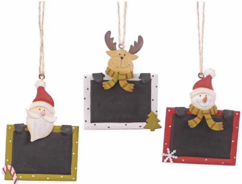 Bei der Ware "Hänger X - mas Tafel aus Metall (Art.: 67016)" handelt es sich um ca. 8 x 10 cm große Metallbleche, welche mit drei verschiedenen weihnachtlichen und winterlichen Motiven verziert sind (Weihnachtsmann, Rentier, Schneemann). Die Bleche sind zum Aufhängen mit einer Schlaufe versehen. Die Vorderseite der Bleche ist mit einer schwarzen Lackierung beschichtet und zur Beschriftung mit Kreide bestimmt. Die Ware weist einen eigenen Gebrauchswert als Schreibtafel auf und ist einzeln in einer Kunststofftüte verpackt.

Die Ware ist als "Tafel zum Schreiben" einzureihen.