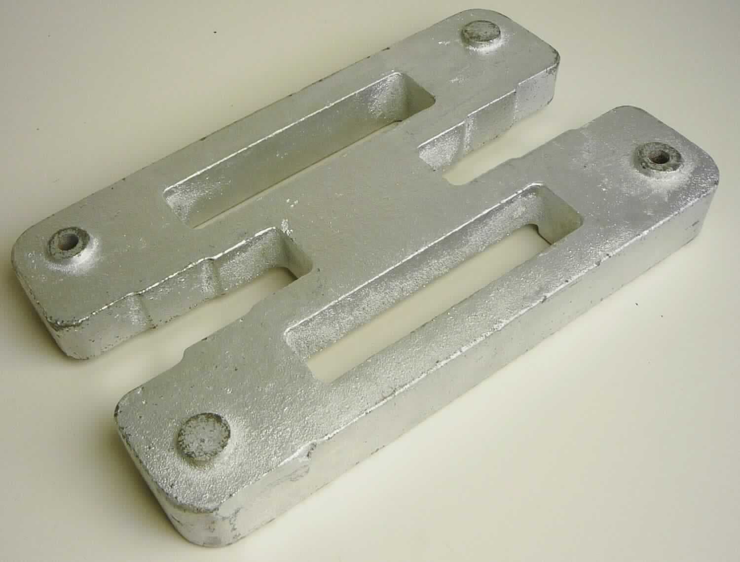 Beschwerungsfuß aus Gusseisen

Bei der Ware handelt es sich um ein metallisches Flacherzeugnis mit mehreren Ausformungen bzw. Lochungen, welches als Beschwerungsfuß für Partyzelte oder Pavillons verwendet wird. Das Gewicht beträgt ca. 9 kg. Das Material ist ein nicht verformbares Gusseisen (mit Lamellengrafit). Die Oberfläche ist verzinkt.

Das Erzeugnis ist als andere Ware aus nicht verformbarem Gusseisen in die Unterposition 7325 10 00 der Kombinierten Nomenklatur einzureihen.