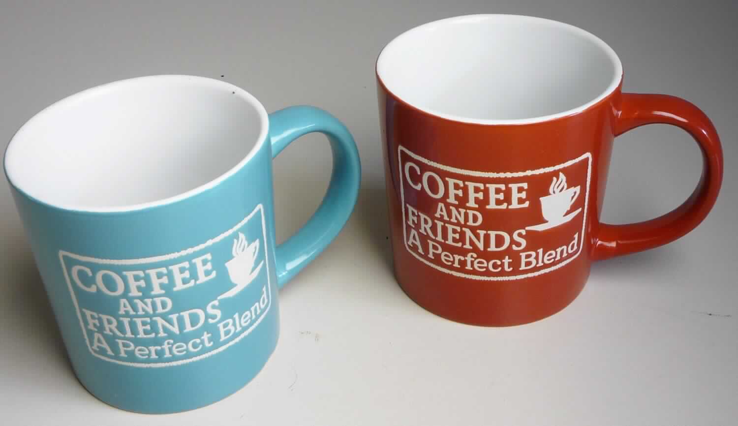 Keramisches Geschirr, sog. Coffee & Friends Kaffeebecher, Art.-Nr.: 42900, Foto siehe Anlage, 
- glasierte, becherartige Tassen mit Henkel, innen weiß und außen farbig (in drei verschiedenen Farbtönen sortiert),
- einseitig mit einem Werbeslogan und einem Motiv bedruckt,
- mit einem Durchmesser von ca. 9,9 cm und einer Höhe von ca. 10,2 cm, 
- keramisches Erzeugnisse, nach der Formgebung gebrannt, tonmineralhaltiges Material enthaltend, 
- nach dem Ergebnis der wissenschaftlichen Untersuchung handelt es sich um Steingut.

"Keramisches Geschirr (Tassen), aus Steingut"