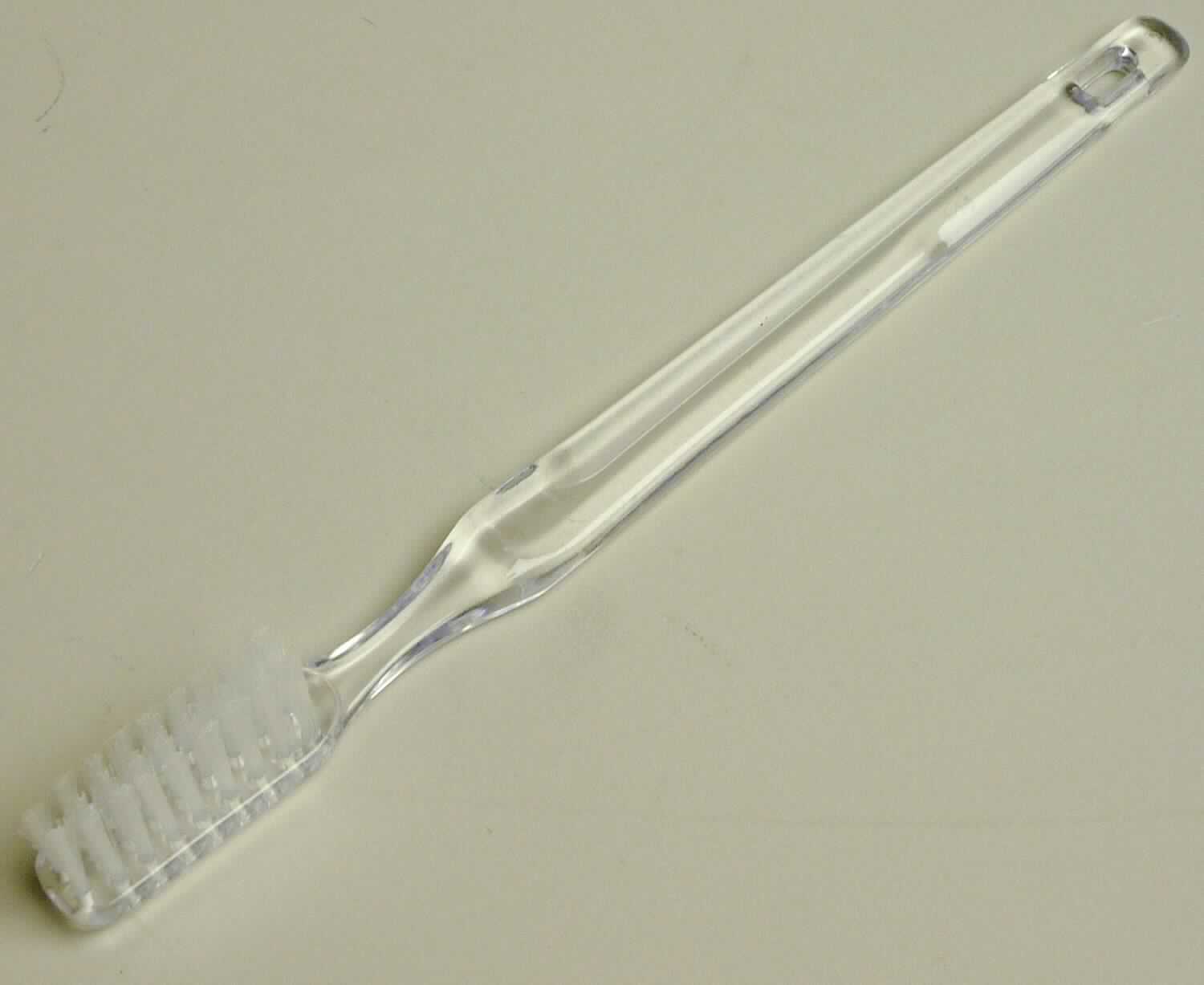 Es handelt sich um eine Zahnbürste (Art.Nr.: LOZB001-100005-5) mit einer Länge von ca. 16,5 cm. Die ca. 1,5 cm langen Borsten sind auf einem ca.3 cm großen Borstenkopf dreireihig aufgebracht. 

Die aus Kunststoff bestehende Ware ist in einer Kunststofftüte verpackt.

Sie wird als "Bürste, Zahnbürste" eingereiht.