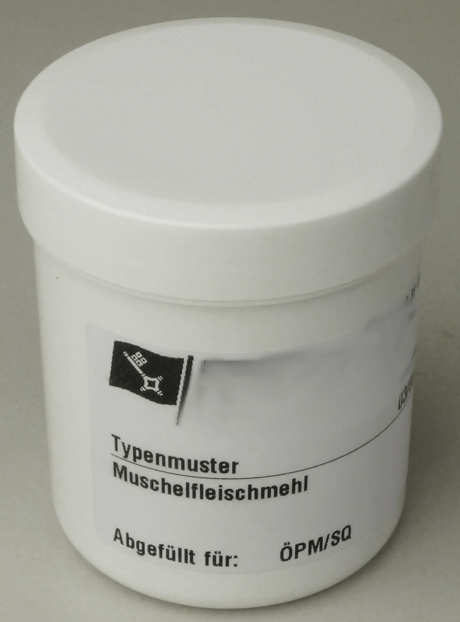 Muschelpulver als Tierfutter

Antragsangaben: Muschelfleischmehl (Art.-Nr. 76846) in 10 kg bzw 20 kg (netto) Kartons. Verwendungszweck: Einsatz in Tiernahrung. Für den menschlichen Verzehr nicht geeignet. Zusammensetzung: Fleischmehl der Grünlippmuschel bzw. Grünschalmuschel (Perna canaliculus) 100 %. 

Beschaffenheit des Warenmusters: hellbraunes, feines Pulver mit intensivem Fischgeruch. 

Mehl und Pellets von Fischen oder von Krebstieren, von Weichtieren oder anderen wirbellosen Wassertieren, ungenießbar.