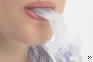 Sog. Mundstück Nr. 162.635 für das Inhalationsgerät IH 20, in Form eines abgewinkelten Kunststoffrohrs, mit geeigneter Form für die Umschließung durch die Lippen und Ansatzstück für den Vernebler des Inhalationsgeräts (nicht Gegenstand dieser Auskunft). Das komplette Gerät dient der Inhalationsbehandlung von Atemwegserkrankungen, wobei eine Medikamentenlösung mit Druckluft vernebelt wird.
Zur äußeren Form siehe Abbildungen in Anlage.
Die Ware wird als "Teil, erkennbar hauptsächlich zur Verwendung für ein Atemtherapiegerät" eingereiht.