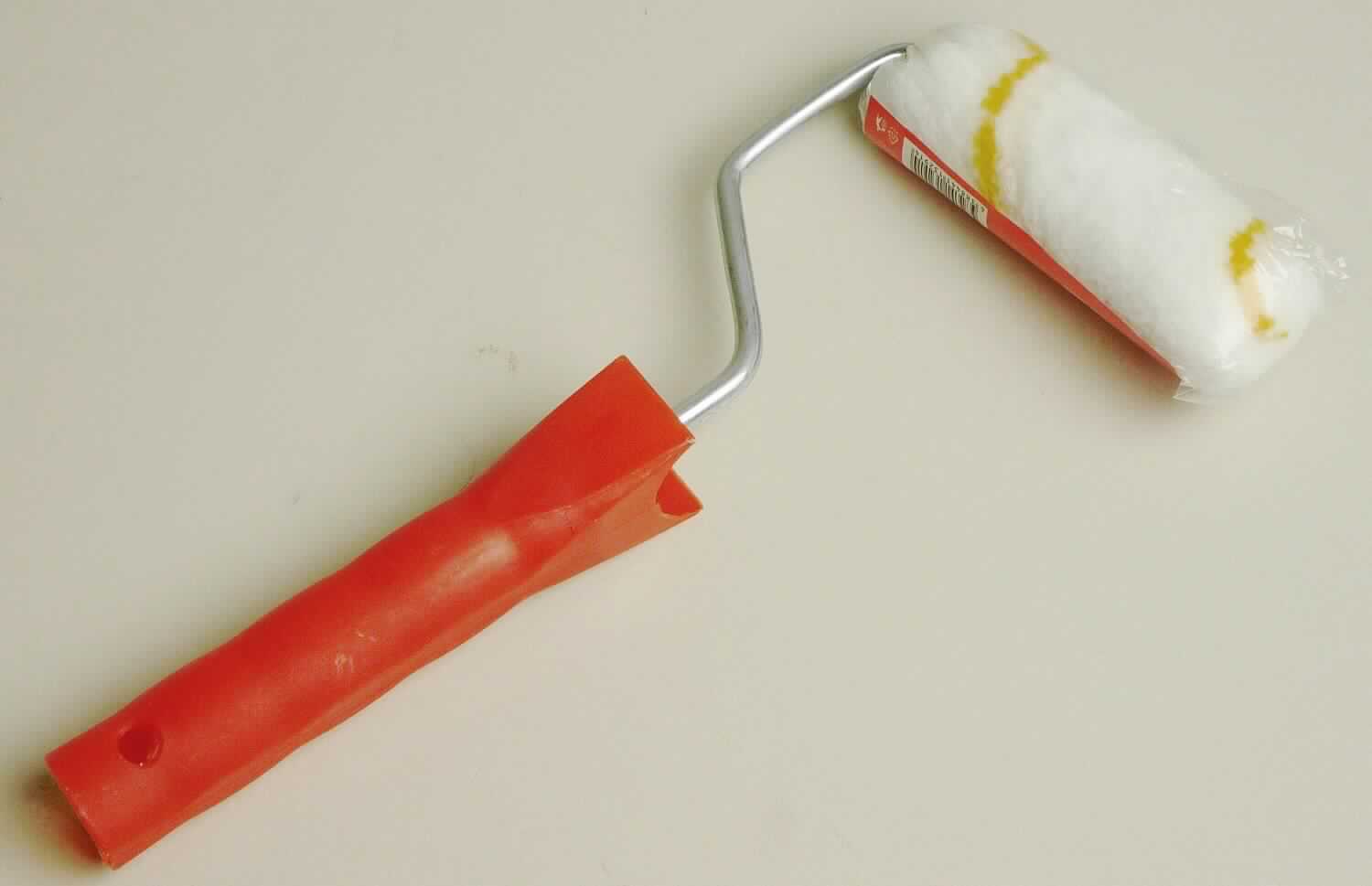 Bei der als Farbroller (Art.Nr.: 198241) bezeichneten Ware handelt es sich um einen ca. 25 cm langen Roller zum Anstreichen, im Wesentlichen bestehend aus einer gepolsterten Walze aus Polyamid (ca. 10 cm breit) und einem Metallbügel mit Kunststoffgriff. Die Walze ist in Kunststofffolie eingeschweißt.
Der Roller dient zum Auftragen von Farbe.

Die Ware ist als "Roller zum Anstreichen" einzureihen.