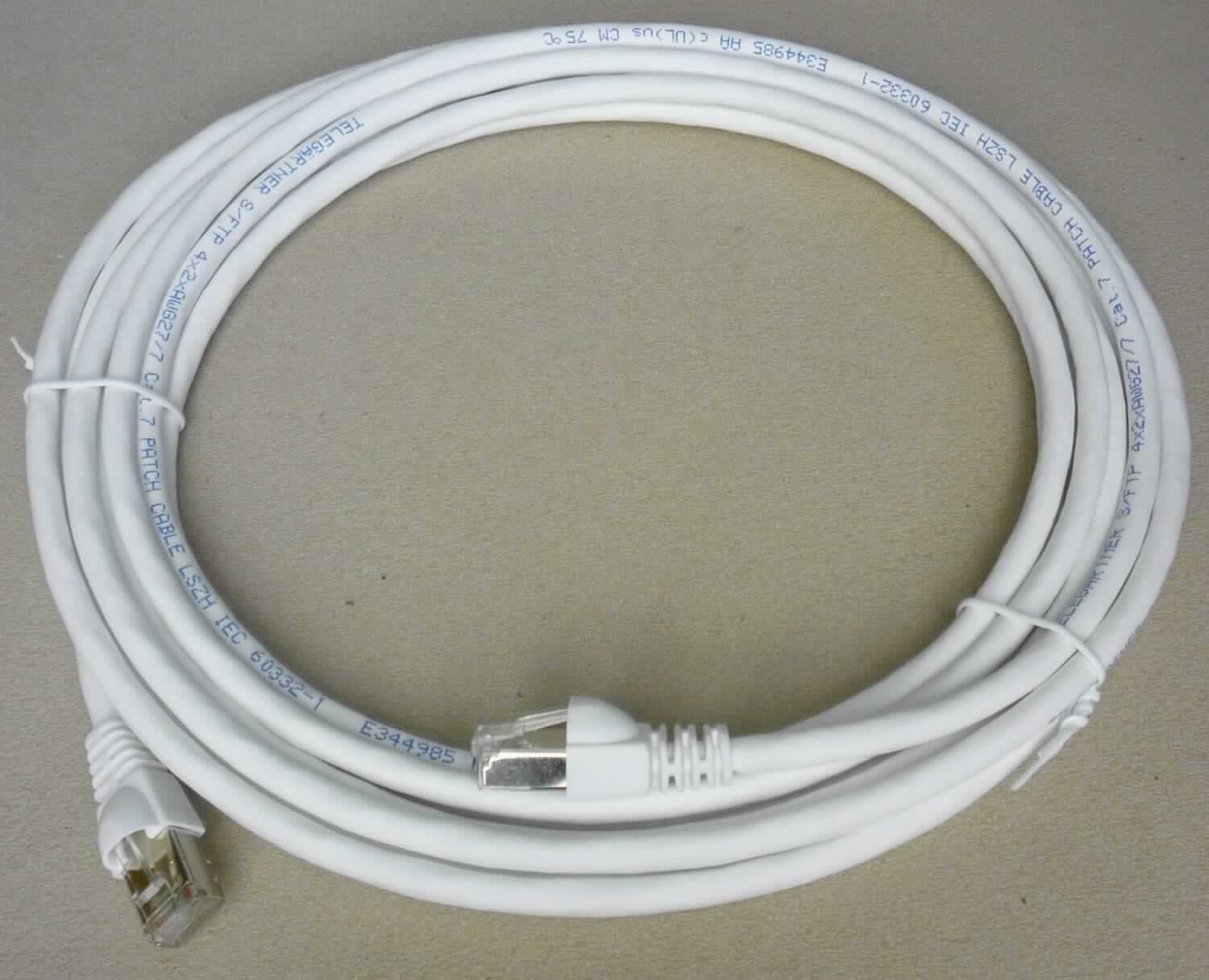 Elektrisches Kabel, sog. "Patchkabel S/FTPCat.6A" (Art.-Nr. L00003A0085),
- mit einer Länge von 500 cm, an beiden Enden mit RJ-45-Steckern versehen;
- für eine Spannung von weniger als 1.000 V; 
- von der für die Telekommunikation verwendeten Art;
- aufgemacht in einem Kunststoffbeutel.

Das Erzeugnis ist als "isoliertes elektrisches Kabel, kein Koaxial- oder Zündkabel, für eine Spannung von 1.000 V oder weniger, mit Anschlussstücken versehen, von der für die Telekommunikation verwendeten Art" einzureihen.
