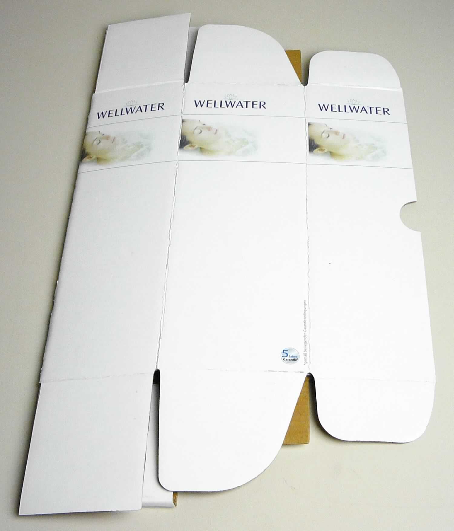 Bei der vorgelegten, als "Verpackung/Karton, Wellpappe, farbig lackiert" bezeichneten Ware handelt es sich um einen flachliegenden, unregelmäßig zugeschnittenen, mehrfach gerillten, mit Ausstanzungen versehenen Zuschnitt aus Wellpappe, der einseitig farbig bedruckt sowie mit bedruckten Etiketten beklebt ist. Durch einfaches Falten und Drücken kann er zu einem etwa 29,5 x 10,5 x 9,0 cm großen Karton zusammengesteckt werden, der als Verkaufsverpackung dienen soll.

Derartige Waren gehören als "Schachteln oder Kartons aus Wellpapier oder Wellpappe" zur Codenummer 4819 10 00 00 0 des Zolltarifs.