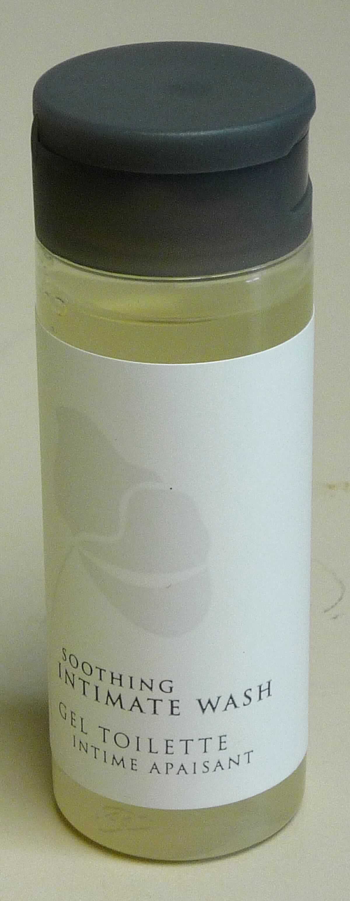 Angaben:
Intimlotion (Soothing Intimate Wash), Cocooning Line; für Hotels und Privatkunden.  

Warenbeschaffenheit:
30 ml-Kunststoffflacon, gefüllt mit einem farblosen, süßlich duftenden, mit Wasser schäumenden Gel.

Befund:
Organische, grenzflächenaktive Zubereitung zum Waschen der Haut, in Form einer Flüssigkeit oder Creme, in Aufmachung für den Einzelverkauf.