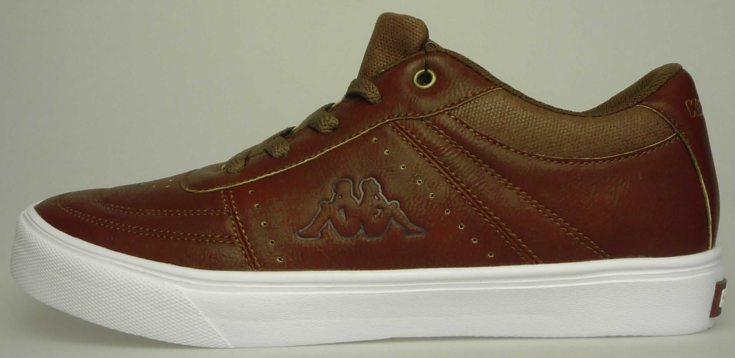 Halbschuhe (lt. Antrag: "Place Freizeitschuh Herren, Art. 242294", Foto siehe Anlage)
- mit Laufsohlen aus (lt. Antrag) Kunststoff,
- mit Oberteil (geschlossenes Blatt) aus Kunststoff (Spinnstoff mit einer mit bloßem Auge wahrnehmbaren  
  Außenschicht aus Kunststoff; den größten Teil der Außenfläche bildend) und Spinnstoff,
- auf das Oberteil ist im Schnürbereich ein Stück aus Kunststoff als Verstärkungsteil aufgesetzt,
- mit Schnürsenkelverschluss,
- nicht mit Dornen, Krampen, Klammern, Stollen oder ähnlichen Vorrichtungen versehen oder für deren
  Anbringung hergerichtet (keine Sportschuhe),
- ohne Metallschutz in der Vorderkappe, 
- nicht den Knöchel bedeckend, 
- mit einer Länge der Innensohle von mehr als 24 cm,
- nicht als Männer- oder Frauenschuhe erkennbar

"Schuhe mit Laufsohlen und Oberteil aus Kunststoff, andere als in der Pos. 6401 und in den 
 UPos. 6402 1210 bis 6402 9991 genannt, nicht als Männer- oder Frauenschuhe erkennbar"