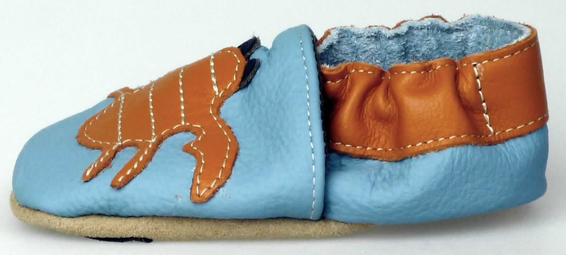 Babyschuhe (lt. Antrag: "Lauflernschuh", Foto siehe Anlage)
- mit Laufsohlen aus Leder (den größten Teil der Berührungsfläche mit dem Boden bildend) und Kunststoff
  (Spinnstoff mit einer mit bloßem Auge wahrnehmbaren Außenschicht aus Kunststoff); ohne Hauptsohle aus Holz,
- mit Oberteil (geschlossenes Blatt) aus Leder,
- auf das Oberteil ist an der Einschlupföffnung ein Stück aus Leder als Verstärkungsteil aufgesetzt,
- im Vorderfußbereich mit Zierbesatz aus Leder,
- ohne Metallschutz in der Vorderkappe,
- den Knöchel, jedoch nicht die Wade bedeckend,
- mit einer Länge der Innensohle von weniger als 24 cm

"Schuhe mit Laufsohlen und Oberteil aus Leder, andere als in den UPos. 6403 1200 bis 6403 5105 genannt, 
 den Knöchel, jedoch nicht die Wade bedeckend, mit einer Länge der Innensohle von weniger als 24 cm"