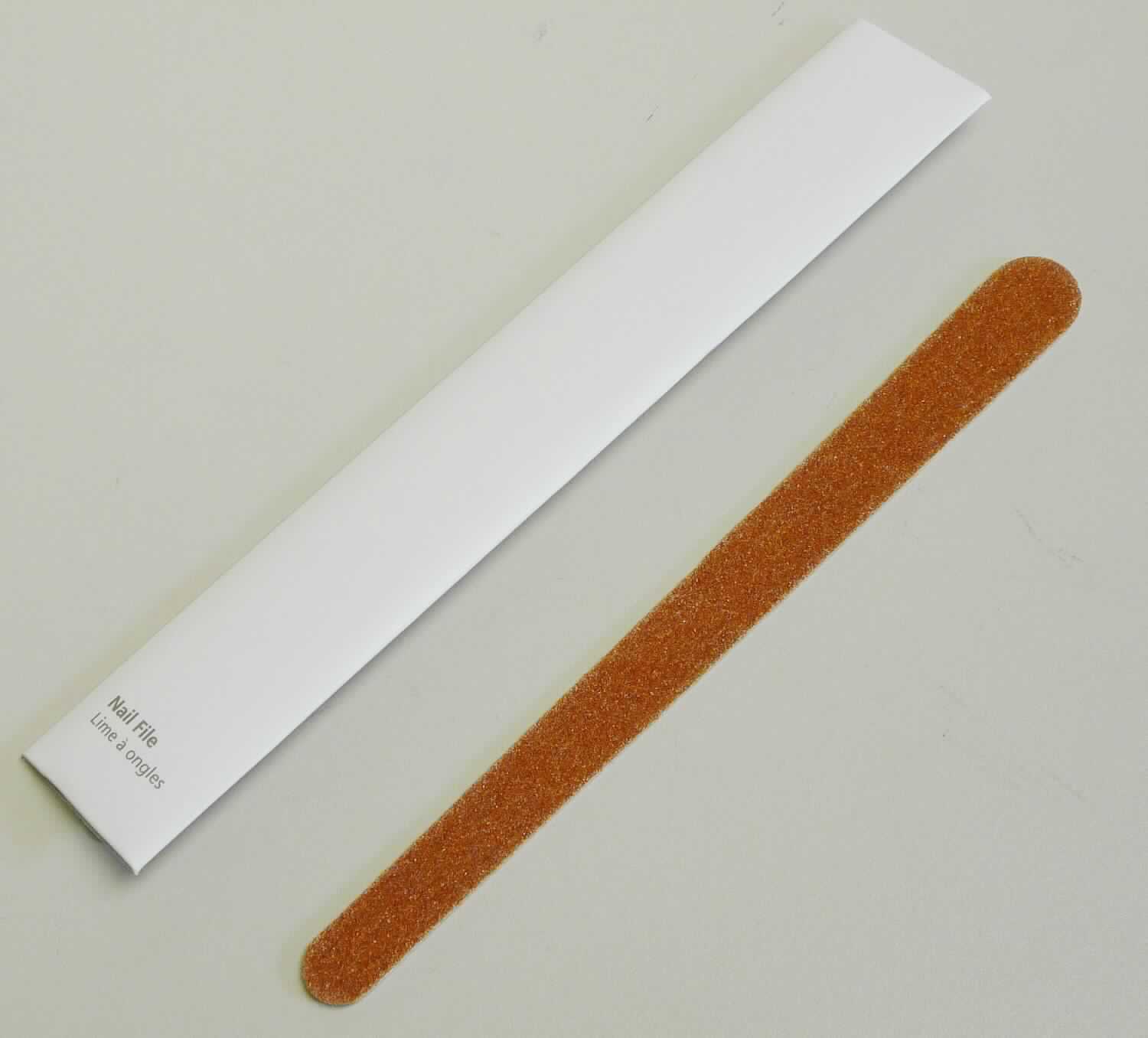 Angaben:
Nagelfeile in Kartonage Accessoires white; Verwendungszweck: wird hauptsächlich an Hotels und auch an Privatkunden verkauft zur Nagelpflege; Art.Nr. HKNF001-100320-3.

Warenbeschaffenheit:
Originalkarton mit u.a. der Aufschrift "Nail File, Nagelfeile" enthielt eine flache, länglicheNagelfeile (Länge ca. 14 cm) mit abgerundeten Enden, bestehend aus einem Kern aus Holz sowie beidseitiger Schleifmittellage (weiß und rötlich-braun)

Befund:
natürliche Schleifmittel, in Pulver- oder Körnerform, auf einer Unterlage aus anderen Stoffen, auch zugeschnitten, genäht oder anders zusammengefügt
