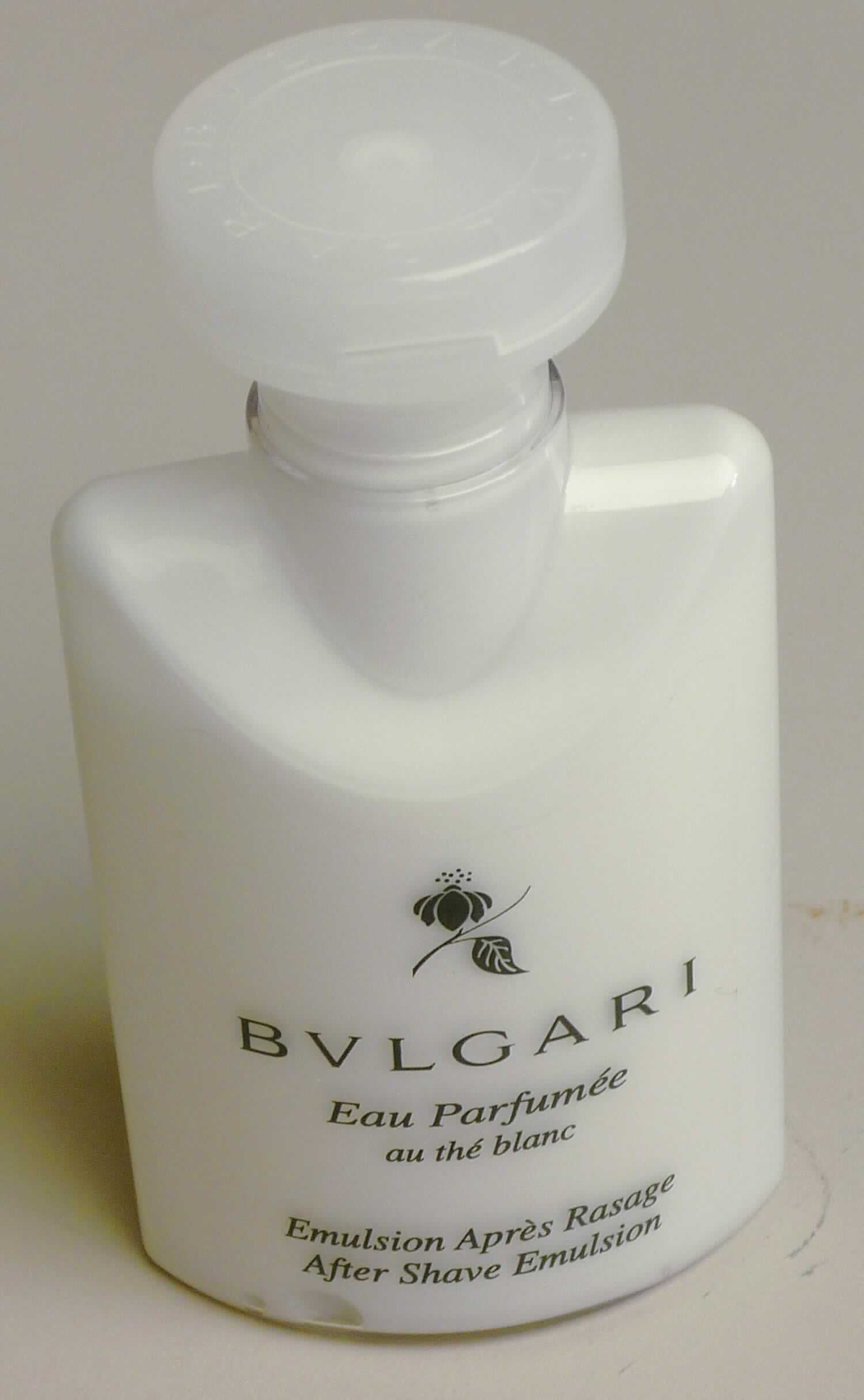 Zubereitetes Rasiermittel

Bei der Ware handelt es sich nach den Angaben um ein sogenanntes "After Shave", welches u.a. Geraniol, Linalool und Citral enthält. Das Erzeugnis ist in einer Kunststoffflasche (deklarierter Inhalt 40 mL) für den Einzelverkauf aufgemacht.

Zolltariflich handelt es sich um ein zubereitetes Rasiermittel (Nachbehandlungsmittel) der Position 3307 der Kombinierten Nomenklatur.