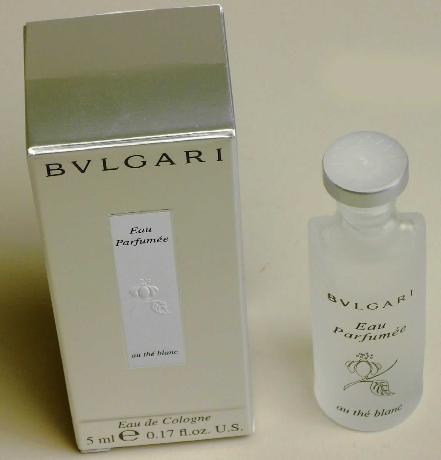 Duftwasser

Bei der vorgelegten Ware handelt es sich um ein Toilettewasser in einer Glasflasche (deklarierter Inhalt: 5 mL) mit einem aufsteckbaren Deckel. Die Flasche ist in einer quaderförmigen, silberfarbenen Umverpackung aus Pappe aufgemacht (Maße: 7 cm x 3 cm x 3 cm). Die Verpackung enthält Hinweise zur Zusammensetzung.

Zolltariflich handelt es sich um Toilettewasser der Position 3303 der Kombinierten Nomenklatur.