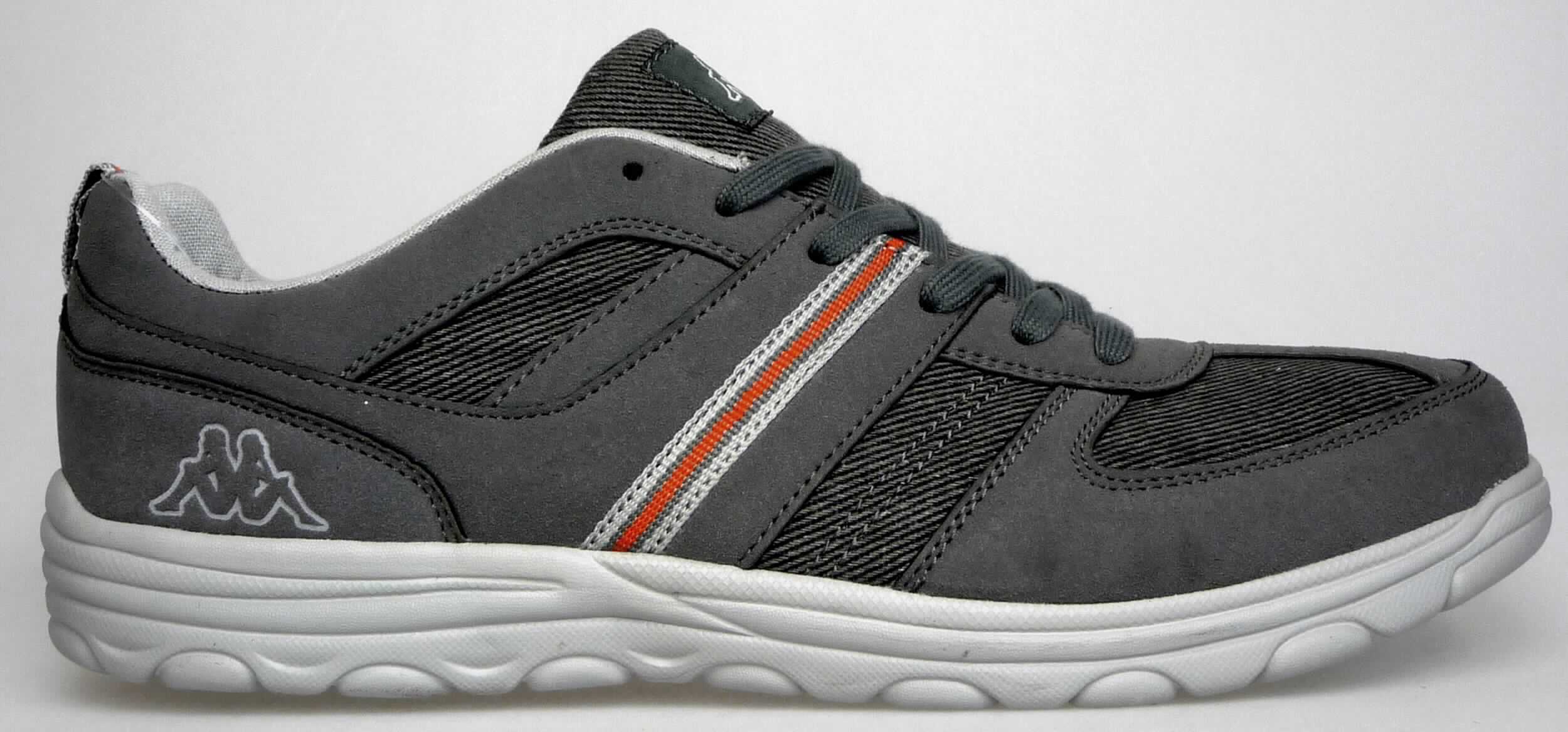 Halbschuhe (lt. Antrag: "Foggy Freizeitschuh Herren, Art. 242312", Foto siehe Anlage)
- mit Laufsohlen aus (lt. Antrag) Kunststoff,
- mit Oberteil (geschlossenes Blatt) aus Kunststoff (Spinnstoff mit einer mit bloßem Auge wahrnehmbaren  
  Außenschicht aus Kunststoff; den größten Teil der Außenfläche bildend) und Spinnstoff,
- auf das Oberteil sind Stücke aus Kunststoff und Spinnstoff als Verstärkungsteile aufgesetzt,
- mit Schnürsenkelverschluss,
- nicht mit Dornen, Krampen, Klammern, Stollen oder ähnlichen Vorrichtungen versehen oder für deren
  Anbringung hergerichtet (keine Sportschuhe),
- ohne Metallschutz in der Vorderkappe, 
- nicht den Knöchel bedeckend, 
- mit einer Länge der Innensohle von mehr als 24 cm,
- nicht als Männer- oder Frauenschuhe erkennbar

"Schuhe mit Laufsohlen und Oberteil aus Kunststoff, andere als in der Pos. 6401 und in den 
 UPos. 6402 1210 bis 6402 9991 genannt, nicht als Männer- oder Frauenschuhe erkennbar"