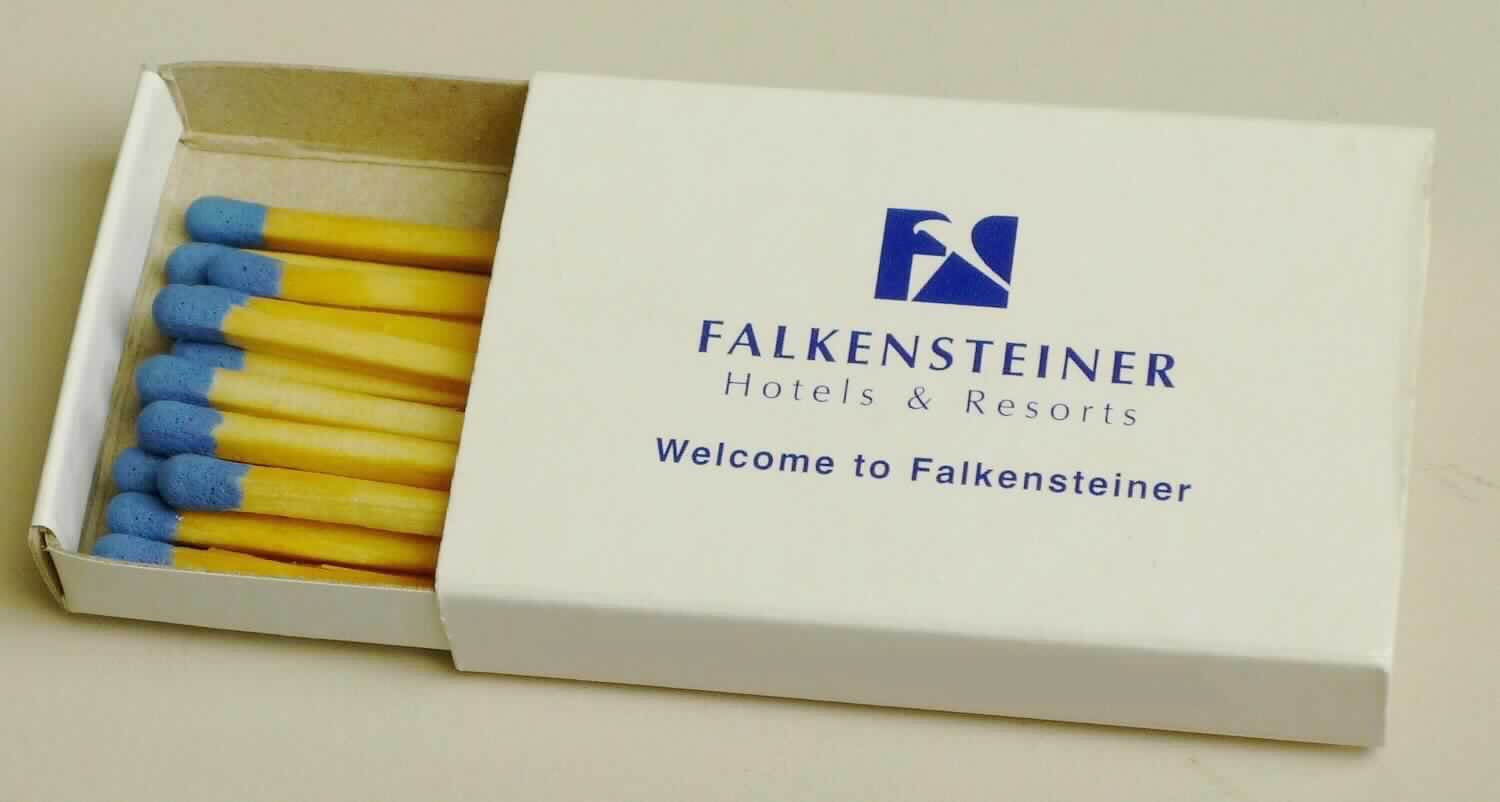 Angaben:
Streichholzschachtel Modell FS3 Falkensteiner Hotels & Resorts, Art-Nr.: HWSH001-120103-5.

Warenbeschaffenheit:
In einer quaderförmigen Papp-Schachtel mit der blauen Aufschrift (u. a.) "Falkensteiner Hotels & Resorts, Welcome to Falkensteiner" und rötlich-brauner Reibefläche befinden sich mehrere gelbbraune Zündhölzer (Länge ca. 4,5 cm) mit blauen Reibeköpfen.

Befund:
Zündhölzer, ausgenommen pyrotechnische Waren der Position 3604