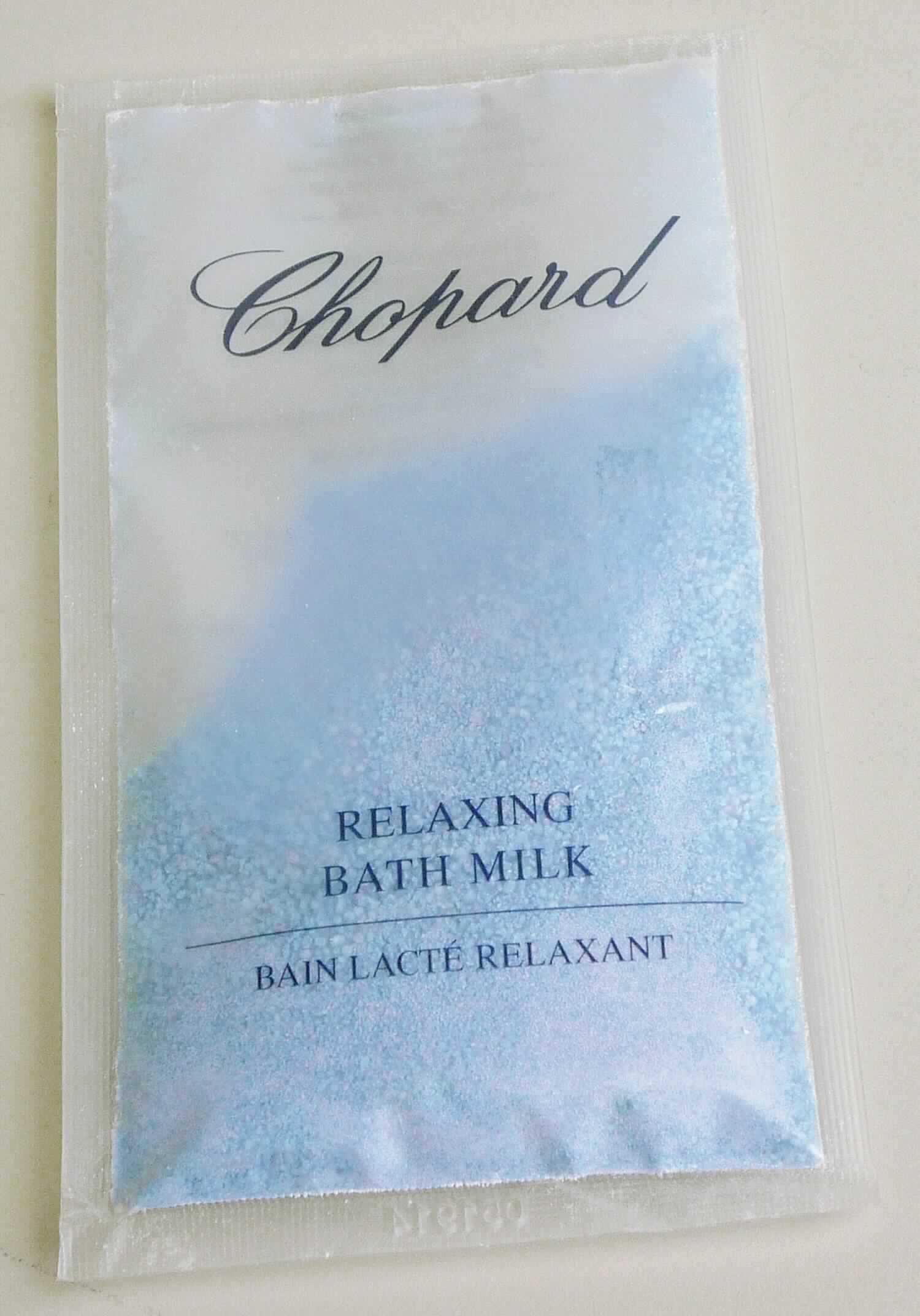 Badezusatz

Bei der vorgelegten Ware handelt es sich um einen blauen, streufähigen, parfümierten Badezusatz für ein Entspannungsbad. Die Ware ist in einer durchsichtigen Kunststofftüte (14 cm x 8 cm) mit einem Nenninhalt von 25 g für den Einzelverkauf aufgemacht. Die Verpackung enthält Angaben zur Anwendung.

Die Ware ist als zubereiteter Badezusatz in die Unterposition 3307 30 der Kombinierten Nomenklatur einzureihen.