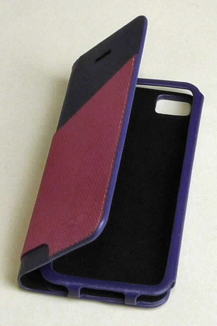 Etuiähnliches Behältnis, sog. Tumi Leather Cover for I-Phone 5 an 5S, Art.-Nr. 014438FPL, Abbildung siehe Anlage, 
- mit einer Außenseite aus Leder, 
- auf beiden Außenseiten mit einem kleinen Einsteckfach ausgestattet, 
- mit integriertem Magnetverschluss, 
- innen mit einem aufgeklebten Rahmen, passgenau zur Aufnahme eines Handys gestaltet, 
- rechteckig, mit den Abmessungen von ca. 12,5 (L) x 6,8 (B) x 1,5 (T) cm, 
- zur Bedienung des I-Phones mit mehreren Öffnungen versehen, gefüttert, 
- dient dem Transport und der Aufbewahrung eines Handys, 
- keine Hinweise auf Handarbeit, 
- verpackt in einer handelsüblichen Verkaufsumschließung. 

"Etuiähnliches Behältnis, anderes als in den Unterpositionen 4202 1110 bis 4202 3900 genannte, mit Außenseite 
 aus Leder, anderes als in der Unterposition 4202 9110 genannte, nicht handgearbeitet"
