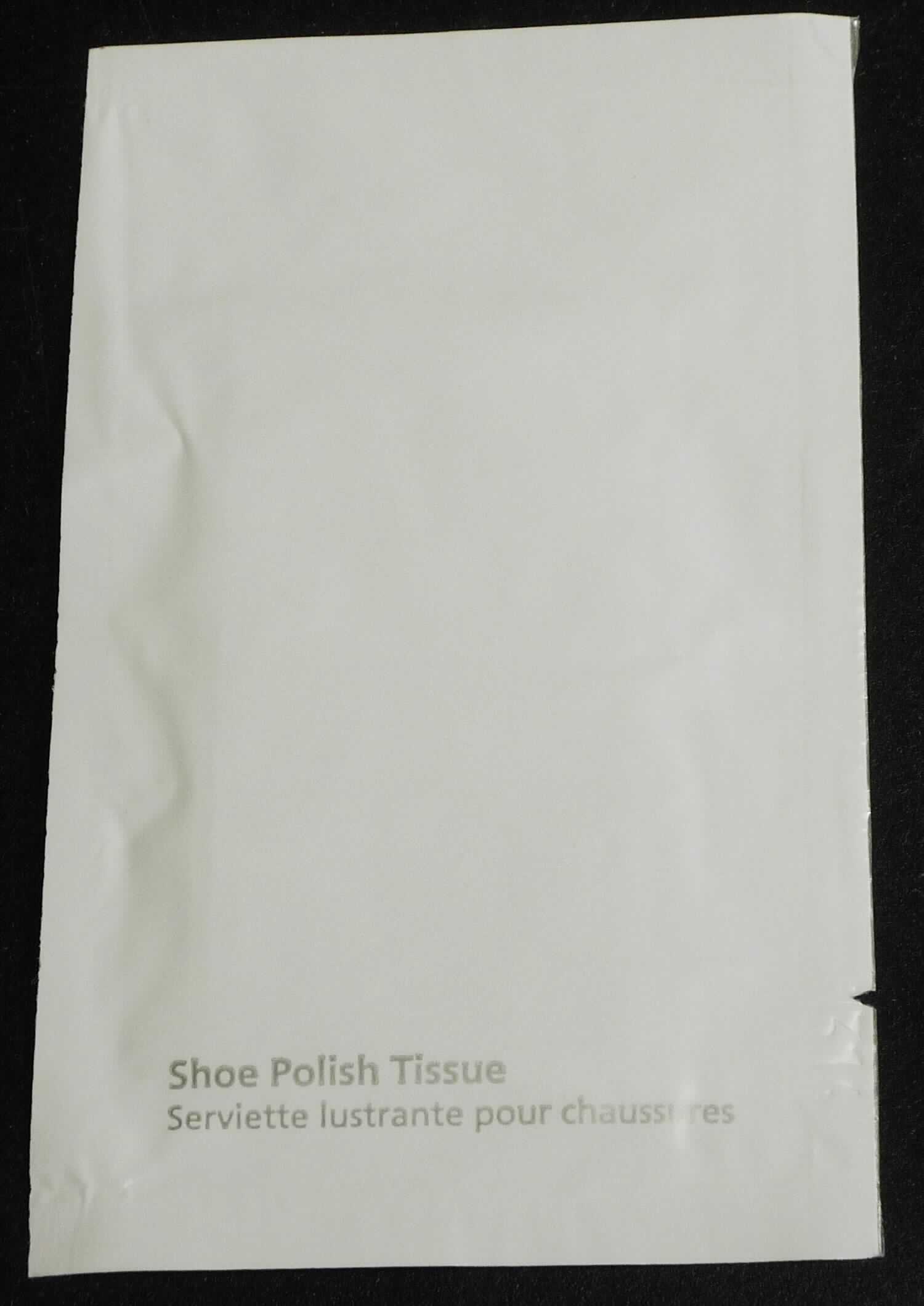 Angaben:
Schuhputztuch im Sachet; getränkt mit einer wässrigen Wachs-Kunststoffdispersion.

Warenbeschaffenheit: 
Weißes Vliestuch (Abmessungen: ca. 11 x 22 cm), getränkt mit einer weißlichen, wachsartigen Flüssigkeit, verpackt in einem beschrifteten Alufolienbeutel.

Befund: 
Zusammengesetzte Ware, bestehend aus einem Vliestuch und einem Schuhpflegemittel, deren Charakter in Hinblick auf die Verwendung durch das Schuhpflegemittel bestimmt wird.