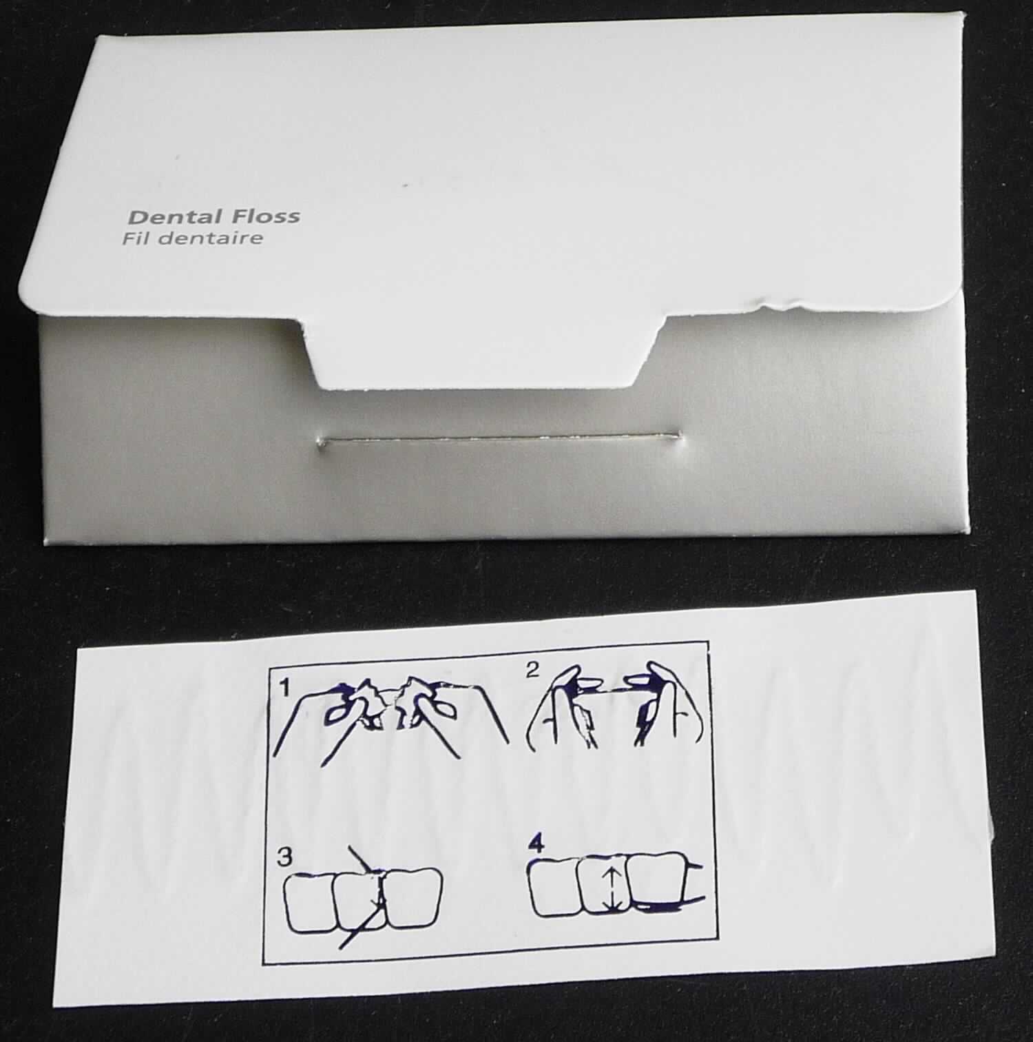 Zubereitetes Zahnpflegemittel; Zahnseide

Bei der vorgelegten Ware handelt es sich um Zahnseide, die sich zwischen zwei selbstklebenden, mit Kunstofffolie beschichteten Papieren befindet. Außen auf dem Papier befinden sich violettfarbene Abbildungen zur Anwendung. Die Ware ist in einer weiß- und silberfarbenen Faltkartonage mit der Abbildung einer stilisierten Zahnseide und der Beschriftung "Zahnseide" in sechs verschiedenen Sprachen für den Einzelverkauf an Hotels oder Privatkunden aufgemacht.

Die Ware ist als Garn zum Reinigen der Zahnzwischenräume in die Unterposition 3306 20 der Kombinierten Nomenklatur einzureihen.