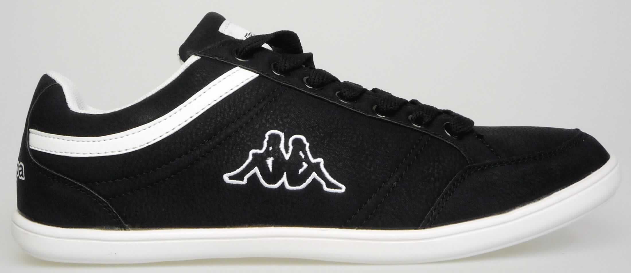 Halbschuhe (lt. Antrag: "Kent Low II Freizeitschuh Unisex, Art. 242304", Foto siehe Anlage)
- mit Laufsohlen aus (lt. Antrag) Kautschuk, 
- mit Oberteil (geschlossenes Blatt) aus Kunststoff (Spinnstoff mit einer mit bloßem Auge
  wahrnehmbaren Außenschicht aus Kunststoff),
- auf das Oberteil sind Stücke aus Kunststoff als Verstärkungsteile aufgesetzt,
- mit Schnürsenkelverschluss,
- nicht mit Dornen, Krampen, Klammern, Stollen oder ähnlichen Vorrichtungen versehen 
  oder für deren Anbringung hergerichtet (keine Sportschuhe),
- nicht den Knöchel bedeckend,
- ohne Metallschutz in der Vorderkappe, 
- mit einer Länge der Innensohle von mehr als 24 cm,
- nicht als Männer- oder Frauenschuhe erkennbar

"Schuhe mit Laufsohlen aus Kautschuk und Oberteil aus Kunststoff, andere als in der Pos. 6401 und 
  in den UPos. 6402 1210 bis 6402 9991 genannt, nicht als Männer- oder Frauenschuhe erkennbar"