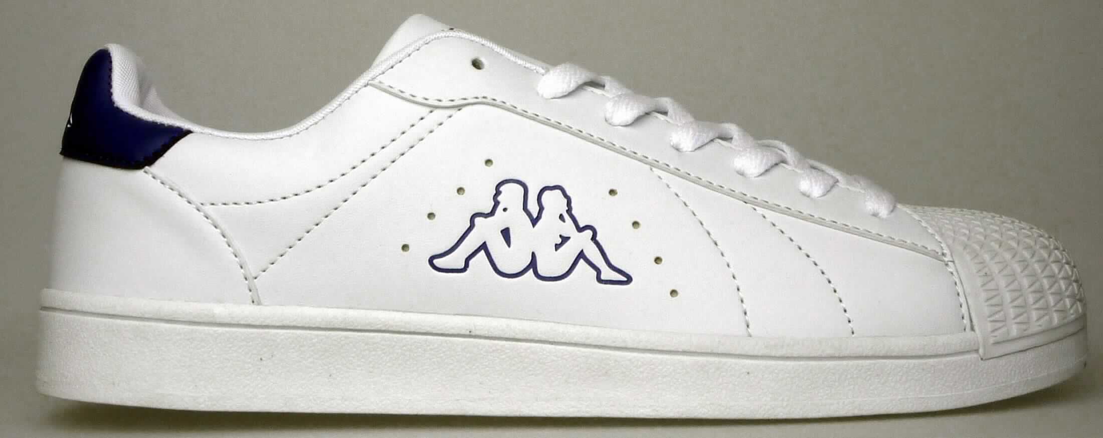 Halbschuhe (lt. Antrag: "Olymp Freizeitschuh Unisex, Art. 242328", Foto siehe Anlage)
- mit Laufsohlen aus (lt. Antrag) Kautschuk, 
- mit Oberteil (geschlossenes Blatt) aus Kunststoff (Spinnstoff mit einer mit bloßem Auge
  wahrnehmbaren Außenschicht aus Kunststoff),
- auf das Oberteil sind Stücke aus Kunststoff als Verstärkungsteile aufgesetzt,
- mit Schnürsenkelverschluss,
- nicht mit Dornen, Krampen, Klammern, Stollen oder ähnlichen Vorrichtungen versehen 
  oder für deren Anbringung hergerichtet (keine Sportschuhe),
- nicht den Knöchel bedeckend,
- ohne Metallschutz in der Vorderkappe, 
- mit einer Länge der Innensohle von mehr als 24 cm,
- nicht als Männer- oder Frauenschuhe erkennbar

"Schuhe mit Laufsohlen aus Kautschuk und Oberteil aus Kunststoff, andere als in der Pos. 6401 und 
  in den UPos. 6402 1210 bis 6402 9991 genannt, nicht als Männer- oder Frauenschuhe erkennbar"