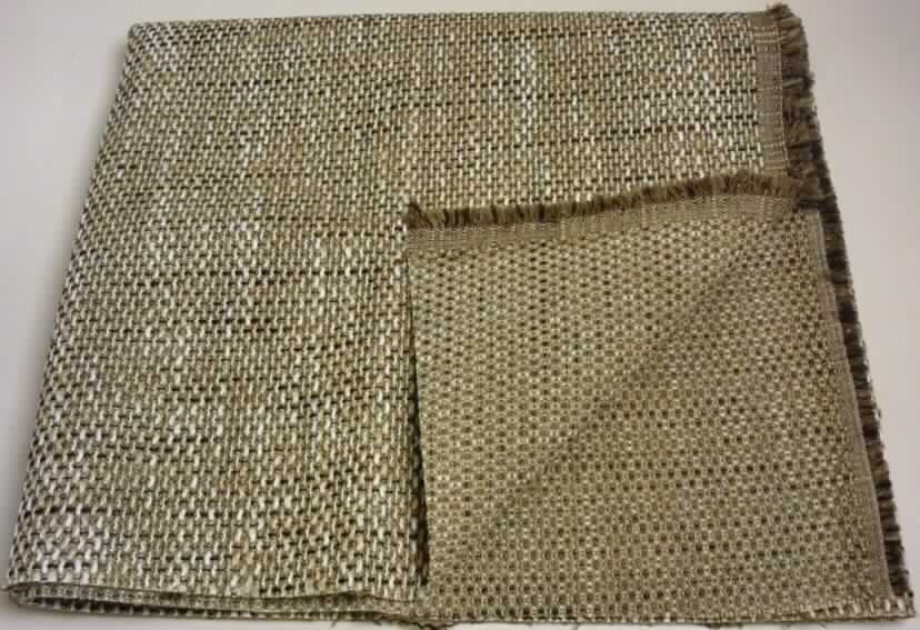 Gewebe, sog. Möbelbezugsstoff, Foto siehe Anlage,
- als Meterware; mit einer Breite von laut Antrag von mehr als 30 cm,
- laut Untersuchungsergebnis bestehend aus: 
-- dünnen Kettgarnen aus Polyester-Spinnfasern,
-- dicken, melierten Kett- und Schussgarnen (Effektgarne) bestehend aus zwei dünnen Garnen aus 
   synthetischen Filamenten (Polyester) und einem dicken Garn aus Polyester- und Polyacryl-Spinnfasern,
-- dünnen Schussgarnen aus Reißspinnstoff (Baumwolle, Polyester-, Polyamid-, Polyacryl- und
    Viskose-Spinnfasern enthaltend); mit einem Gesamtanteil an:
--- Polyester-Spinnfasern (synthetische Spinnfasern) von ca. 65 GHT,
--- Polyacryl- und Polyamid Spinnfasern (synthetische Spinnfasern) von ca. 13 GHT,
--- Viskose-Spinnfasern (künstliche Spinnfasern) von ca. 5 GHT,
--- Baumwolle von ca. 10 GHT,
--- Polyesterfilamenten (synthetische Filamente) von ca. 7 GHT,
-- mit einem Quadratmetergewicht von über 170 Gramm,
-- buntgewebt,
-- in anderer als Leinwand- oder Köperbindung (Musterbindung),
-- einseitig (Rückseite) dünn mit bloßem Auge nicht wahrnehmbar mit Kunststoff bestrichen.

"Gewebe aus synthetischen Spinnfasern, mit einem Anteil an diesen Fasern von weniger als 85 GHT, hauptsächlich
 mit Baumwolle gemischt, mit einem Quadratmetergewicht von mehr als 170 g, buntgewebt, aus Polyester-
 Spinnfasern, nicht in Leinwand- oder Köperbindung"