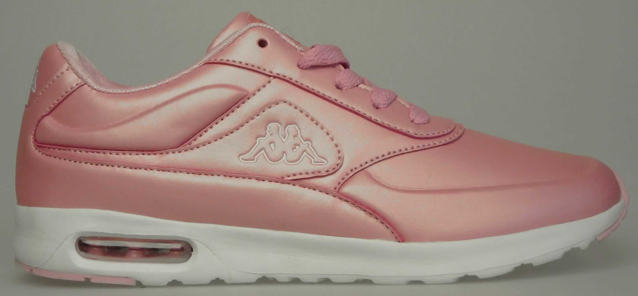 Halbschuhe (lt. Antrag: "Milla Shine Freizeitschuh Damen, Art. 242314", Foto siehe Anlage)
- mit Laufsohlen aus (lt. Antrag) Kunststoff (den größten Teil der Berührungsfläche mit dem Boden bildend)
  und Kautschuk,
- mit Oberteil (geschlossenes Blatt) aus Kunststoff (Spinnstoff mit einer mit bloßem Auge wahrnehmbaren  
  Außenschicht aus Kunststoff),
- auf das Oberteil sind Zuschnitte aus Kunststoff als Verstärkungsteile aufgesetzt,
- mit Schnürsenkelverschluss,
- nicht mit Dornen, Krampen, Klammern, Stollen oder ähnlichen Vorrichtungen versehen oder für deren
  Anbringung hergerichtet (keine Sportschuhe),
- ohne Metallschutz in der Vorderkappe, 
- nicht den Knöchel bedeckend, 
- mit einer Länge der Innensohle von mehr als 24 cm,
- nicht als Männer- oder Frauenschuhe erkennbar

"Schuhe mit Laufsohlen und Oberteil aus Kunststoff, andere als in der Pos. 6401 und in den 
 UPos. 6402 1210 bis 6402 9991 genannt, nicht als Männer- oder Frauenschuhe erkennbar"