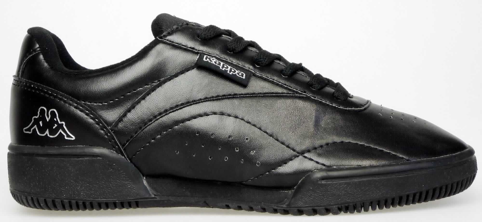 Halbschuhe (lt. Antrag: "Combat Freizeitschuh Unisex, Art. 242310", Foto siehe Anlage)
- mit Laufsohlen aus (lt. Antrag) Kunststoff,
- mit Oberteil (geschlossenes Blatt) aus Kunststoff (Spinnstoff mit einer mit bloßem Auge wahrnehmbaren  
  Außenschicht aus Kunststoff),
- auf das Oberteil sind Zuschnitte aus Kunststoff als Verstärkungsteile aufgesetzt,
- mit Schnürsenkelverschluss,
- nicht mit Dornen, Krampen, Klammern, Stollen oder ähnlichen Vorrichtungen versehen oder für deren
  Anbringung hergerichtet (keine Sportschuhe),
- ohne Metallschutz in der Vorderkappe, 
- nicht den Knöchel bedeckend, 
- mit einer Länge der Innensohle von mehr als 24 cm,
- nicht als Männer- oder Frauenschuhe erkennbar

"Schuhe mit Laufsohlen und Oberteil aus Kunststoff, andere als in der Pos. 6401 und in den 
 UPos. 6402 1210 bis 6402 9991 genannt, nicht als Männer- oder Frauenschuhe erkennbar"
