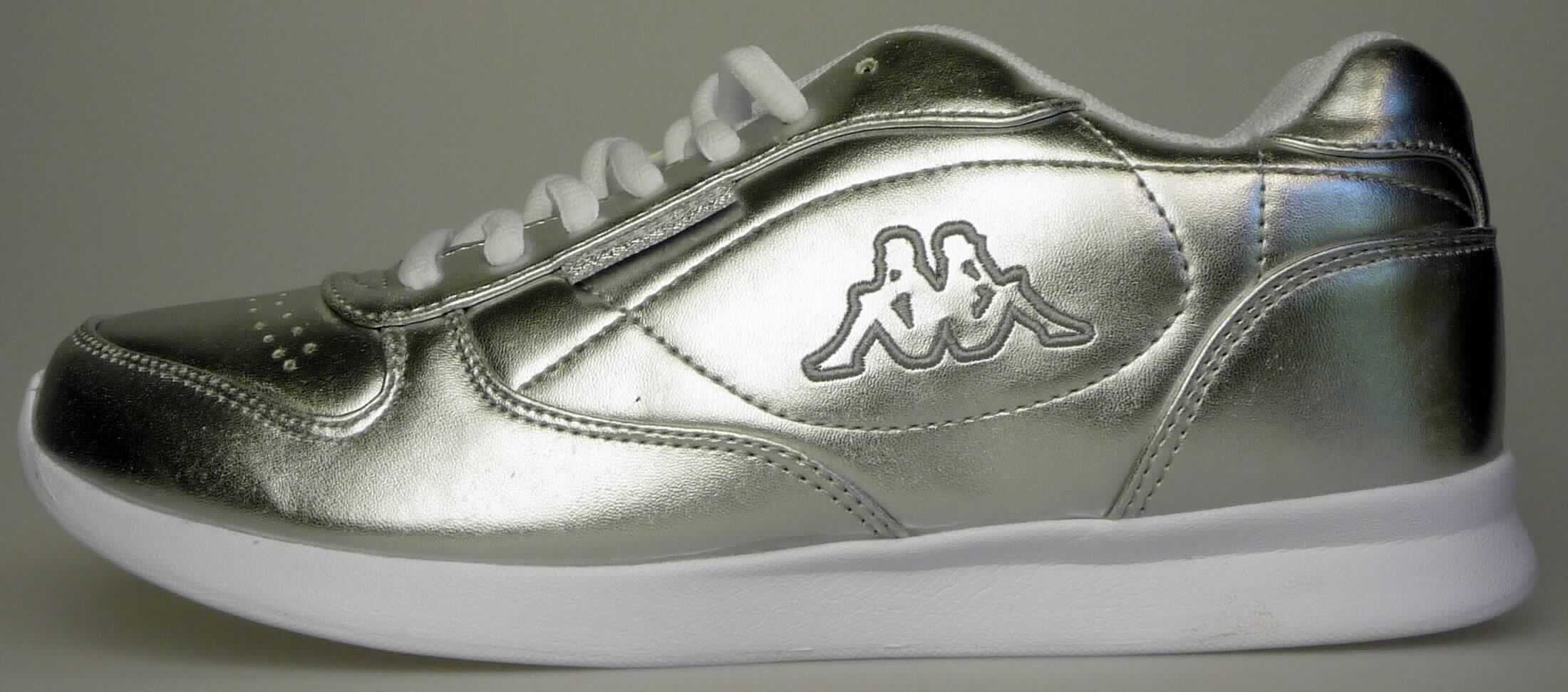 Halbschuhe (lt. Antrag: "Base Shine Freizeitschuh Damen, Art. 242326", Foto siehe Anlage)
- mit Laufsohlen aus (lt. Antrag) Kunststoff,
- mit Oberteil (geschlossenes Blatt) aus Kunststoff (Spinnstoff mit einer mit bloßem Auge wahrnehmbaren  
  Außenschicht aus Kunststoff),
- mit Schnürsenkelverschluss,
- nicht mit Dornen, Krampen, Klammern, Stollen oder ähnlichen Vorrichtungen versehen oder für deren
  Anbringung hergerichtet (keine Sportschuhe),
- ohne Metallschutz in der Vorderkappe, 
- nicht den Knöchel bedeckend, 
- mit einer Länge der Innensohle von mehr als 24 cm,
- nicht als Männer- oder Frauenschuhe erkennbar

"Schuhe mit Laufsohlen und Oberteil aus Kunststoff, andere als in der Pos. 6401 und in den
 UPos. 6402 1210 bis 6402 9991 genannt, nicht als Männer- oder Frauenschuhe erkennbar"