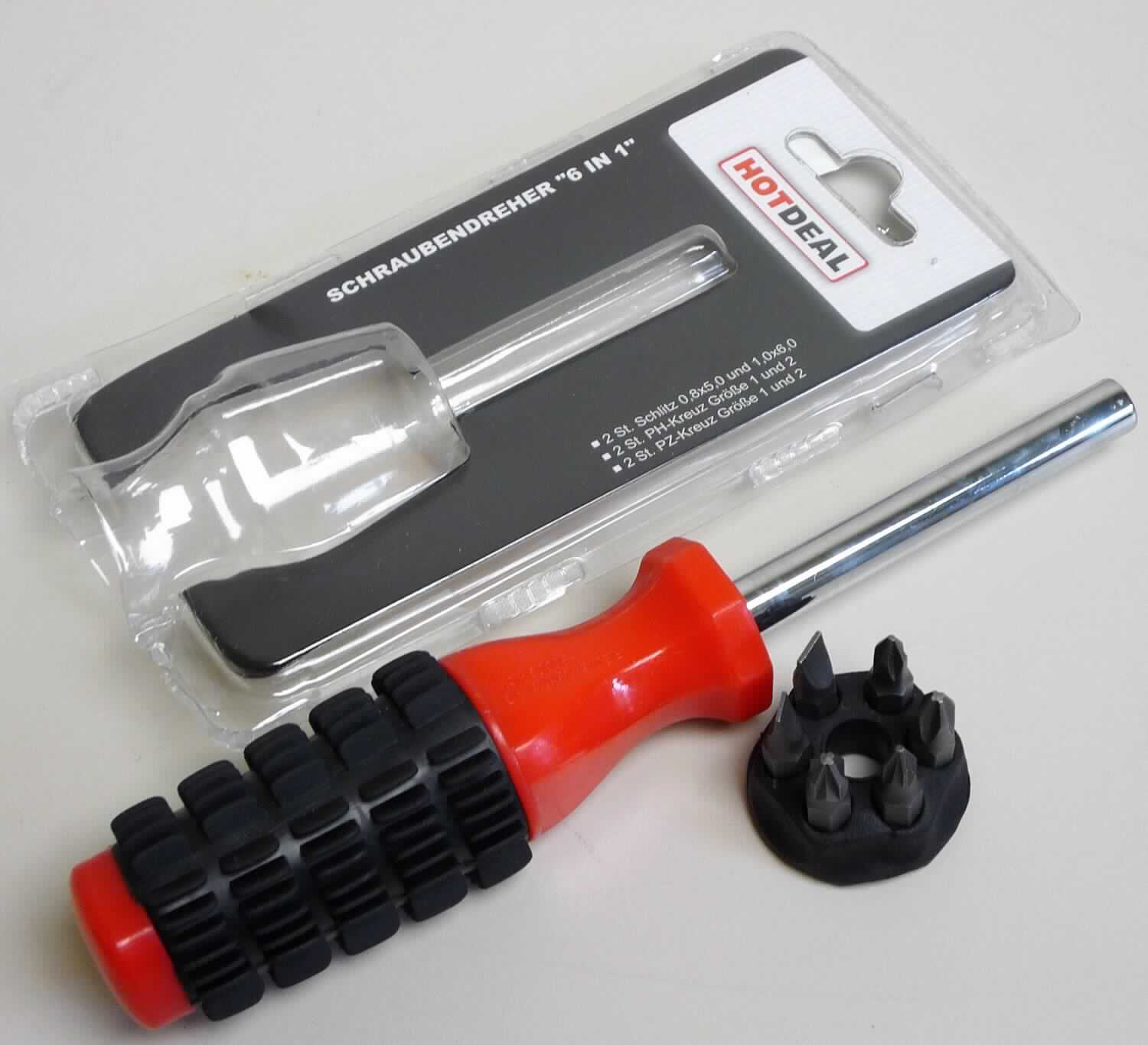 "Schraubendreher 6 in 1"
Warenzusammenstellung aufgemacht für den Einzelverkauf, bestehend aus

- einer noch nicht zusammengesetzten Ware aus
- - einem Schraubendrehergriff aus Kunststoff und einer Werkzeugaufnahme aus unedlem Metall
- - und einem Schraubendrehereinsatz aus unedlem Metall

- 5 unterschiedlichen Schraubendrehereinsätzen aus unedlem Metall

- zum Lösen oder Festziehen von Schrauben

- die Schraubendrehereinsätze sind eingesteckt in einen speziell für die Aufnahme von 
  Schraubendrehereinsätzen gestalteten Ring aus Kautschuk, welcher auf den Schraubendrehergriff 
  aufgesteckt werden kann. Der Ring ist für den dauernden Gebrauch geeignet.

- die Warenzusammenstellung ist in einer Blisterverpackung aufgemacht

- ein charakterverleihender Bestandteil ist nicht feststellbar

Abbildung siehe Anlage.

Derartige Erzeugnisse gehören als "andere auswechselbare Werkzeuge (Schraubendrehereinsätze) zur 
Verwendung in mechanischen oder nicht mechanischen Handwerkzeugen, mit arbeitendem Teil aus 
unedlem Metall" zur Codenummer 8207 9030 00 0 des Zolltarifs (ZT).