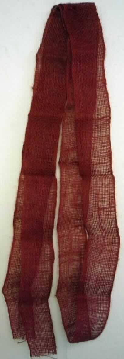 Band, Foto siehe Anlage,
- als Meterware, mit einer Breite von ca. 7 cm,
- aus Geweben (kein Samt, Plüsch, Chenille- oder Schlingengewebe),
- laut Antrag aus Jute, keine Elastomergarne oder Kautschukfäden enthaltend,
- gefärbt,
- mit echten Webkanten,
- in Leinwandbindung.

"Bänder, keine Waren der Position 5807, andere als in den Unterpositionen 5806 10 und 5806 20 genannte, 
 aus Jute"