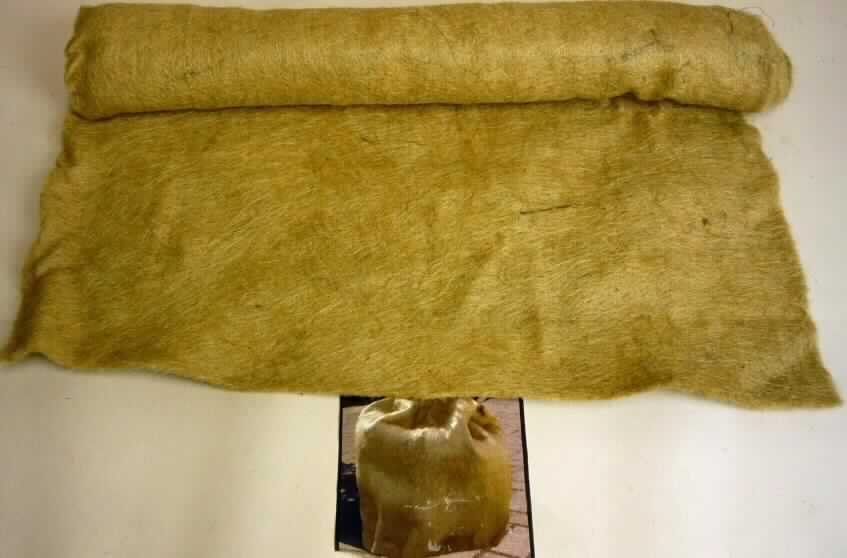 Nadelfilz, sog. Jute-Nadelfilzmatte, Foto siehe Anlage,
- rechteckig zugeschnitten (somit nicht konfektioniert); laut Antrag in den Abmessungen: 150 cm x 50 cm,
- laut Antrag aus Nadelfilz aus Jute,
- weder getränkt, bestrichen, überzogen noch mit Lagen versehen,
- weist keine charakteristischen Merkmale von Fußbodenbelägen auf (somit kein Fußbodenbelag des Kapitels 57),
- dient lt. Antrag dem Schutz von Topfpflanzen vor Kälte, Wind und Schnee.


"Filz (Nadelfilz), weder getränkt, bestrichen, überzogen noch mit Lagen versehen, aus Jute"