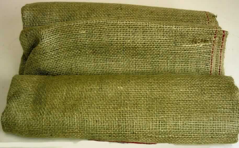Gewebe, sog. Jute-Schutzvlies, Fotos siehe Anlage,
- als Meterware; laut Antrag mit einer Breite von 105 cm und einer Länge von 5 m,
- laut Antrag aus Jute,
- roh (sog. naturbelassenes Gewebe),
- an den Längsseiten mit echten Webkanten, an den Schmalseiten mit lediglich geschnittenen Rändern (somit 
  nicht konfektioniert),
- dient laut Antrag zum Abdecken von Gehölzen, Sträuchern und Rosen als Schutz vor Kälte, Wind, Schnee und 
  intensiver Sonneneinstrahlung.

"Gewebe aus Jute, roh, mit einer Breite von weniger als 150 cm"