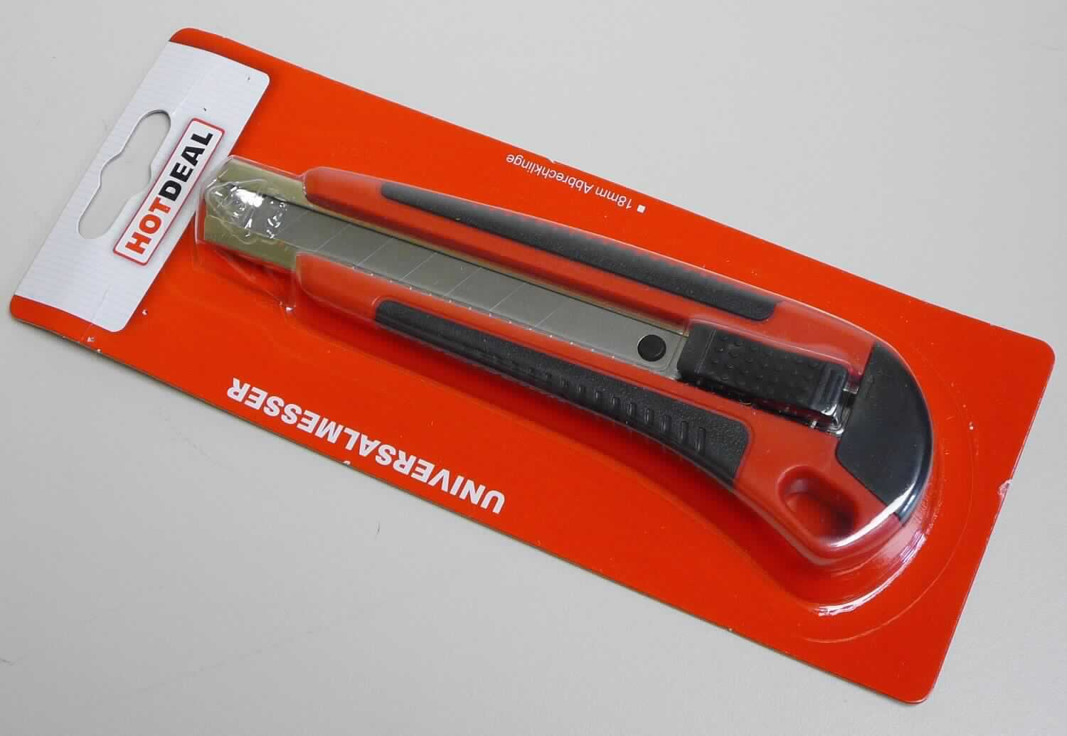 " Universalmesser", Cuttermesser

- mit schneidender, diagonaler, nicht feststehender Klinge, mit Schlitten, 
  jeweils aus unedlem Metall (arbeitender Teil), mit Sollbruchstellen versehen 

- in einem Gehäuse mit einem Klingenschieber, jeweils aus Kunststoff

- auf einem bedruckten Pappkarton aufgeblistert

Abbildung siehe Anlage.

Derartige Waren gehören als "Messer (keine Messer der Pos 8208) mit schneidender, nicht feststehender Klinge aus unedlem Metall" zur Codenummer 8211 9300 00 0 des Zolltarifs (ZT).