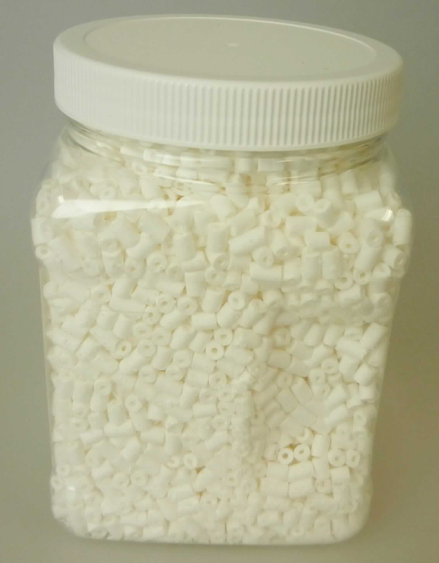 Angaben:
Katalysatorträger SA 6578; Zusammensetzung: gamma-Aluminiumoxid; Herstellung: nach Formgebung bei weniger als 800 °C calciniert.

Warenbeschaffenheit:
Weiße, unglasierte Ringe mit einem Durchmesser von ca. 5 mm.

Befund:
Waren aus Steinen oder anderen mineralischen Stoffen, anderweit weder genannt noch inbegriffen