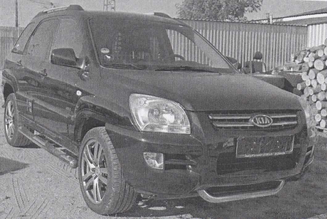 Personenkraftwagen, (KIA SPORTAGE 2,0 Diesel 4WD VAN; FIN: KNEJE55155K130889), Foto siehe Anlage, 
- in Form eines "van-"artigen Geländewagens (sog. Kompakt-SUV - Sport-Geländewagen/Sport Utility Vehicle),
  laut Antragsangaben und Fahrzeugpapieren mit folgender Ausstattung:
- mit einem Dieselmotor mit einer Leistung von 83 kW (ca. 113 PS),
- mit einem Hubraum von 1991 cm³,
- mit einer Nutzlast von ca. 610 kg,
- mit einem zulässigen Gesamtgewicht von 2200 kg,
- gebraucht,
- mit Vierradantrieb,
- mit manuellem Schaltgetriebe,
- mit Einzelradaufhängung,
- mit Rädern mit Alufelgen,
- mit Anhängerkupplung,
- mit einer Höchstgeschwindigkeit von ca. 168 km/h,
- mit einem einzigen umschlossenen Innenraum sowohl für die Beförderung von Personen,
  als auch für den Transport von Waren,
- der Fahrgastraum verfügt über eine Reihe mit Sitzen (einschließlich Fahrersitz),
- mit Fensterscheiben in allen fünf Türen (mit oben angeschlagener Heckklappe), 
- die hinteren Seitentüren verfügen über eingebaute Lautsprecher,
- vorne mit und hinten ohne Mechanismus zum Heben und Senken der seitlichen Fensterscheiben,
- mit einheitlicher Innenausstattung (die Seitenverkleidungen sowie der Fahrzeughimmel sind 
  unverändert und entsprechen nach wie vor der serienmäßigen Ausstattung),
- zur Abgrenzung des Ladebereichs vom Fahrgastraum mit einer direkt hinter der vorderen 
  Sitzreihe eingebauten (mit dem Fahrzeug punktuell vernieteten), bis etwa zur Mittelarmkonsole 
  reichenden Stahlblechkonstruktion; zum Schutz des Fahrers ist hinter dem Fahrersitz an diese 
  Konstruktion ein Lochblech montiert, das am oberen Ende mit dem Fahrzeugdach mit Nieten 
  gesichert wurde,
- auf dem Boden des Ladebereichs befindet sich eine mit dem Fahrzeug punktuell vernietete 
  Abdeckplatte aus Stahlblech, die auf der Oberseite mit einem Spinnstoffteppich bedeckt ist,
- zur Sicherung der Ladung befinden sich am Boden des hinteren Ladebereichs vier 
  abstehende Ösen aus unedlem Metall,
- die hinteren Sicherheitsgurte sind nicht vorhanden, die Befestigungsvorrichtungen sind
  jedoch noch verbaut und lediglich mit einer Abdeckung aus Kunststoff verblendet,
- die Verankerungspunkte der hinteren Sitzreihe sind ebenfalls noch verbaut und nur 
  aufgrund der nachträglich eingesetzten Abdeckplatte nicht zugänglich,
- eine Einreihung in die Position 8704 als Fahrzeuge für den Transport von Waren ist ausgeschlossen, 
  da das Fahrzeug seinen objektiven Beschaffenheitsmerkmalen und seinem allgemeinen Aussehen nach 
  hauptsächlich für die Beförderung von Personen bestimmt ist (Vorhandensein von fünf Fenstern, Seiten- und
  Dachpolsterung, Teppich). Die für die Zwecke des Warentransports vorgenommenen Veränderungen 
  (Ausbau der Rücksitze, Einbau der Abgrenzung) sind nicht dauerhaft und können leicht rückgängig gemacht  
  werden.

"Personenkraftwagen, seiner Beschaffenheit nach hauptsächlich zur Personenbeförderung bestimmt,
anderer als in Position 8702 genannt, anderes als in Unterposition 8703 10 genanntes Fahrzeug mit 
Kolbenverbrennungsmotor mit Selbstzündung (Dieselmotor), mit einem Hubraum von mehr als 1 500 cm³ 
bis 2 500 cm³, gebraucht"