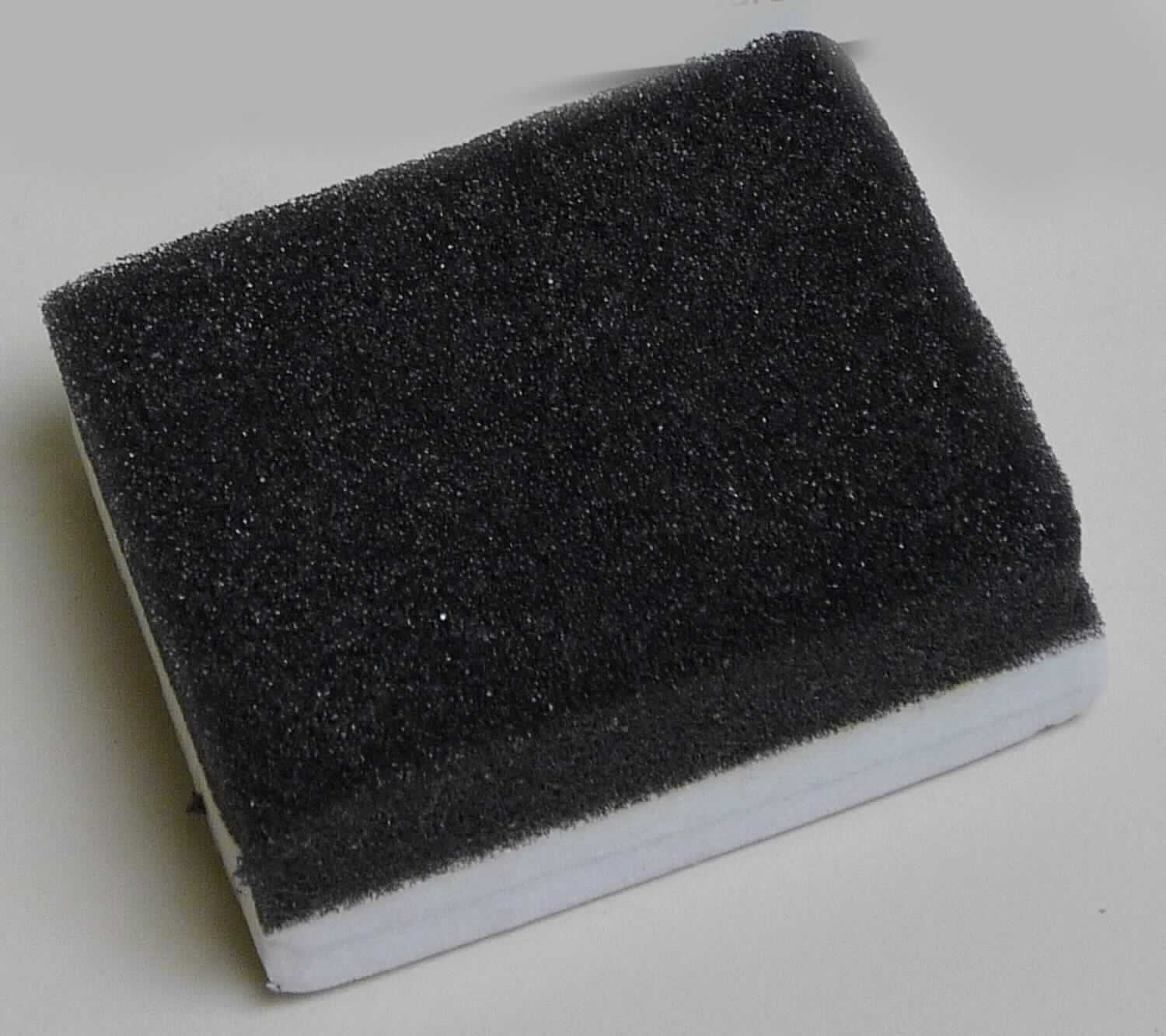 Angaben:
Schuhputzschwamm in rechteckiger Kartonage.

Warenbeschaffenheit: 
Schwamm (Abmessungen: ca. 5 x 4 x 2 cm), bestehend aus schwarzer Seite und mit öliger Flüssigkeit getränkter weißer Seite, verpackt in Cellophanfolie und Kartonumverpackung.

Befund: 
Zusammengesetzte Ware, bestehend aus einem Schwamm aus Zellkunststoff und einem Schuhpflegemittel, deren Charakter in Hinblick auf die Verwendung durch das Schuhpflegemittel bestimmt wird.