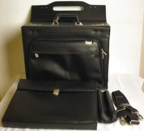 Warenzusammentelleung aus einem aktenkofferähnlichen Behältnis, einer Laptoptasche
und einer Kabeltasche, gemeinsam verpackt, zur Befriedigung eines speziellen Bedarfs 
zusammengestellt, sog. Pilotenkoffer - AeroCase, Foto siehe Anlage, bestehend aus 
- einem aktenkofferähnlichen Behältnis, 
- - mit einer Außenseite aus lederartig geprägten Kunststofffolien, 
- - mit den Abmessungen von ca. 45,5 (L) x 21 (B) x 37,5 (H) cm, 
- - mit einem Handtragegriff und zwei Zahlenschlössern, 
- - am Boden mit Standfüßen aus Kunststoff, 
- - an einer Schmalseite mit einem zusätzlichen Reißverschlussfach für Handy, Stifte..., 
- - auf einer Längsseite mit einem zusätzlichen Reißverschlussfach ausgestattet,
- - Koffer vollständig aufklappbar, 
- - innen hergerichtet zur Aufnahme eines mobilen Druckers, Projektors oder Ähnlichem, 
- - mit einem abnehmbaren, verstellbaren Schultertragegurt,
- einem anderen Behältnis (Laptoptasche), 
- - mit einer Außenseite aus Kunststofffolien,
- - zur Beförderung und Aufbewahrung eines Laptops innerhalb des Koffers oder mittels
    Lasche und Klettverschluss an einer Außenseite des Koffers,
- einem anderen Behältnis (Kabeltasche), 
- - mit einer Außenseite aus Spinnstoffen,
- - zur Beförderung und Aufbewahrung der zum Laptop, Drucker,....gehörigen Kabel,
- - eingesteckt in eine Seitentasche innerhalb des Koffers,
- das aktenkofferähnliche Behältnis bestimmt im Hinblick auf den Umfang und seiner 
  Bedeutung in Bezug auf die Verwendung den Charakter der zusammengesetzten Ware.

"Warenzusammenstellung aus einem aktenkofferähnlichen Behältnis 
 (charakterbestimmend), mit einer Außenseite aus Kunststofffolien, einem anderen
 Behältnis, mit einer Außenseite aus Kunststofffolien und einem anderen Behältnis, 
 mit einer Außenseite aus Spinnstoffen"