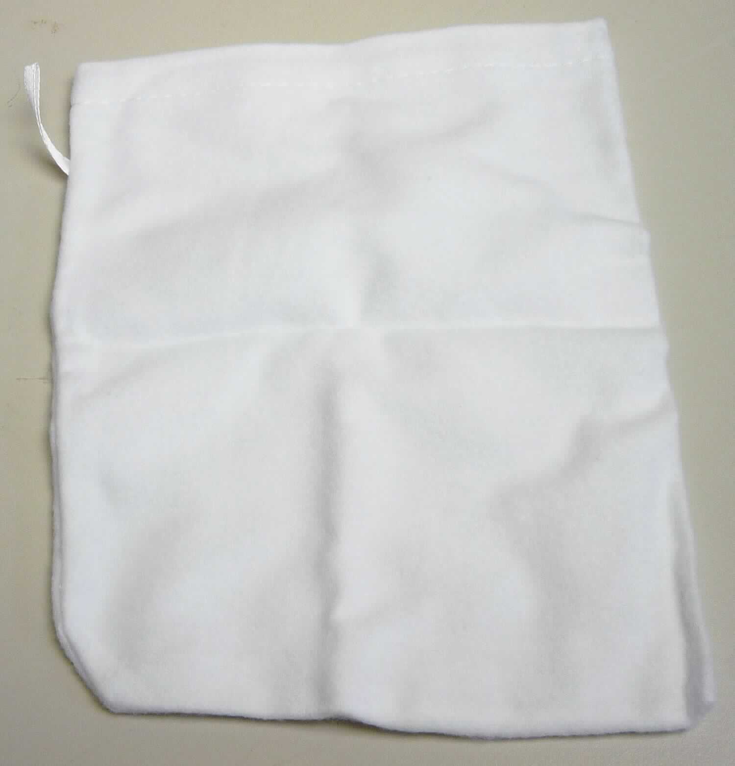 Waschhandschuh, sog. Einweg Waschlappen, Baumwolle, Art.-Nr.: HKWL000-100320-2, Foto siehe 
Anlage,
- in einer Kunststoffhülle steckend in einer Pappschachtel verpackt,
- annähernd rechteckig, mit den Abmessungen (L x B): von ca. 20,5 cm x 15,5 cm, 
- aus ca. 0,7 mm dicken, einseitig (Außenseite) gerauten, einfarbigen Geweben aus laut Antrag 
  100 % Baumwolle,
- an den Längseiten und einer Schmalseite zusammengenäht, an der offenen Schmalseite durch Umschlagen 
  und Festnähen gesäumt und mit einer Aufhängeschlaufe ausgestattet (somit konfektioniert),
- wird u. a. in Hotels zur Körperpflege verwendet.

"Wäsche zur Körperpflege, aus Spinnstoffen, nicht aus Frottierware, aus Baumwolle, nicht nach dem 
 Batik-Verfahren handbedruckt"