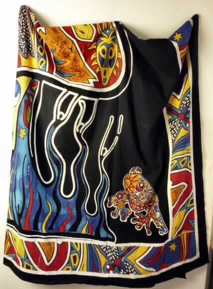 Ware zur Innenausstattung, sog. indisches Tuch, Dekoration, Foto siehe Anlage,
- rechteckig, in den Abmessungen ca. 208 cm x 235 cm,
- aus ca. 0,5 mm dicken, bedruckten Geweben aus laut Etikett 100% Baumwolle,
- an den Schmalseiten gesäumt und an den Längsseiten mit echten Webkanten ausgestattet (somit konfektioniert),
- nicht nach dem Batik-Verfahren handbedruckt,
- kann laut Etikett üblicherweise nicht gewaschen werden, somit keine Tischwäsche der Position 6302,
- dient laut Antrag zu Dekorationszwecken als Wandbehang oder Bettüberwurf; stellt sich somit nach dem 
  Gesamteindruck, Material, Verarbeitung und Verwendungszweck als Ware zur Innenausstattung dar.

"Ware zur Innenausstattung (Dekorationstuch), aus Geweben, aus Baumwolle, nicht nach dem Batik-Verfahren
 handbedruckt"