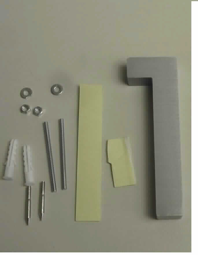 Es handelt sich um vollständig aus Aluminium gefertigte Erzeugnisse in Form der Zahl "1", die auf der Rückseite mit zwei Bohrungen mit Innengewinde versehen sind.
Sie sind dazu bestimmt, als Hausnummern an Gebäuden angebracht zu werden und sind gemeinsam mit zwei Klebestreifen und weiterem Befestigungsmaterial (Bolzen, Dübeln, Muttern usw.) auf einem bedruckten Pappaufhänger aufgeblistert.
Gesamtlänge: 10 cm.
Breite: 1,3 - 1,6 cm.
Tiefe: 1,5 cm.
- Antragstellerangaben -

Abbildung siehe Anlage.

Derartige Erzeugnisse gehören als "Hinweisschilder aus unedlen Metallen" zum TARIC-Code 8310 0000 00.